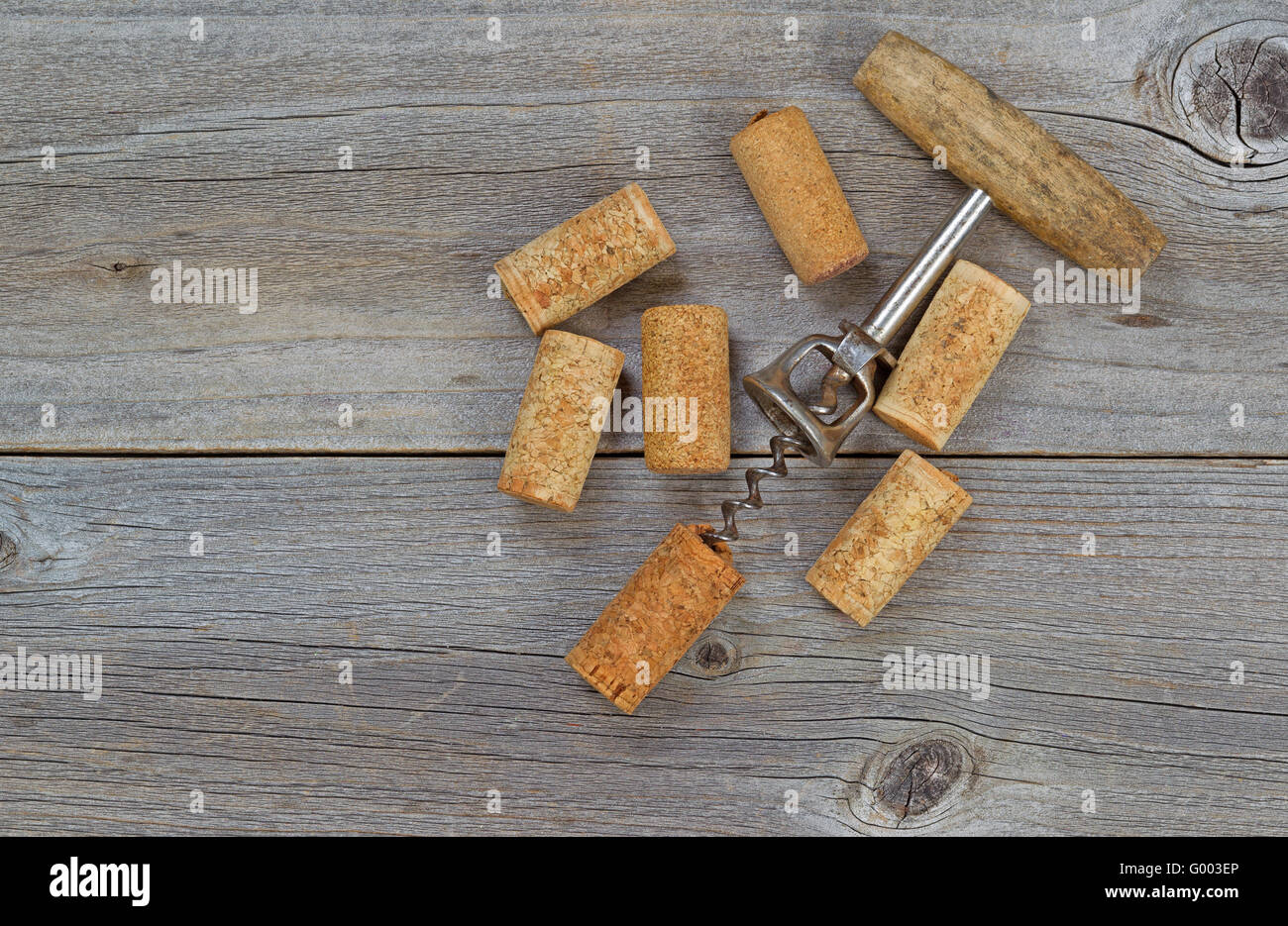 Diversi utilizzati tappi vino e apriporta su legno Foto Stock