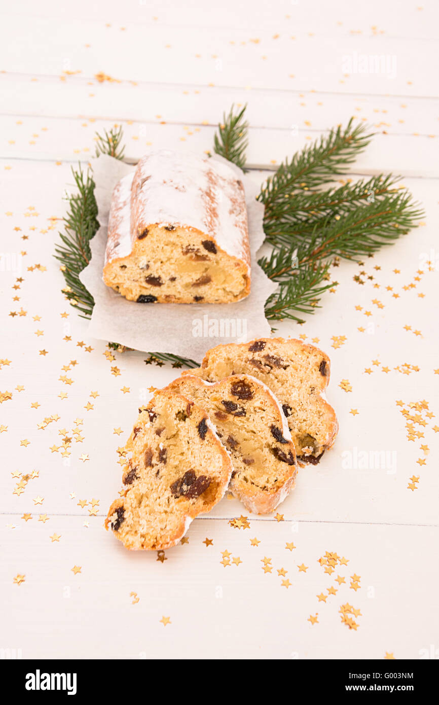 Torta di Natale su un vassoio bianco Foto Stock