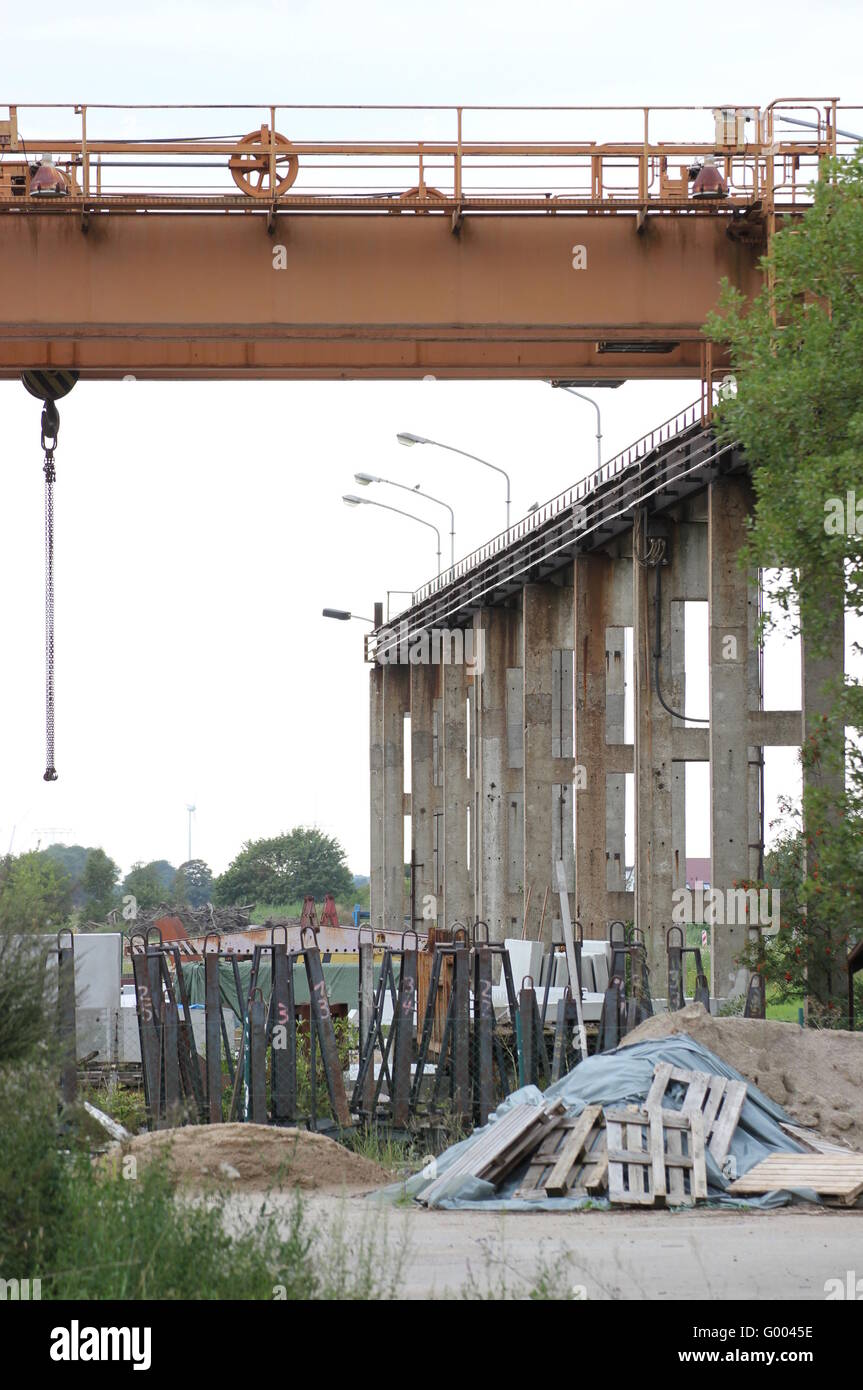 Stoccaggio industriale di cantiere con gru fissa. Foto Stock