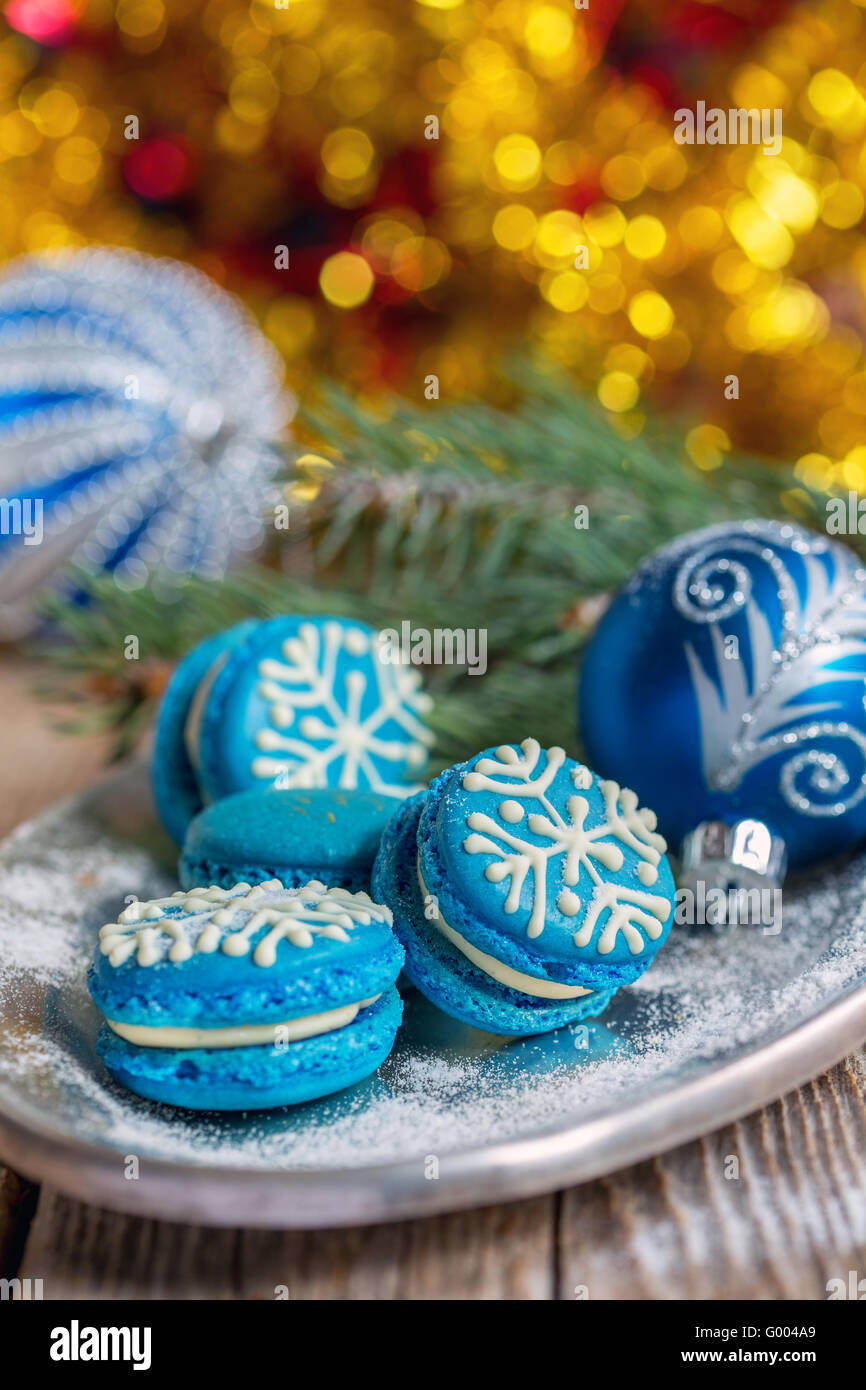 Macaron blu con decorazioni di Natale. Foto Stock