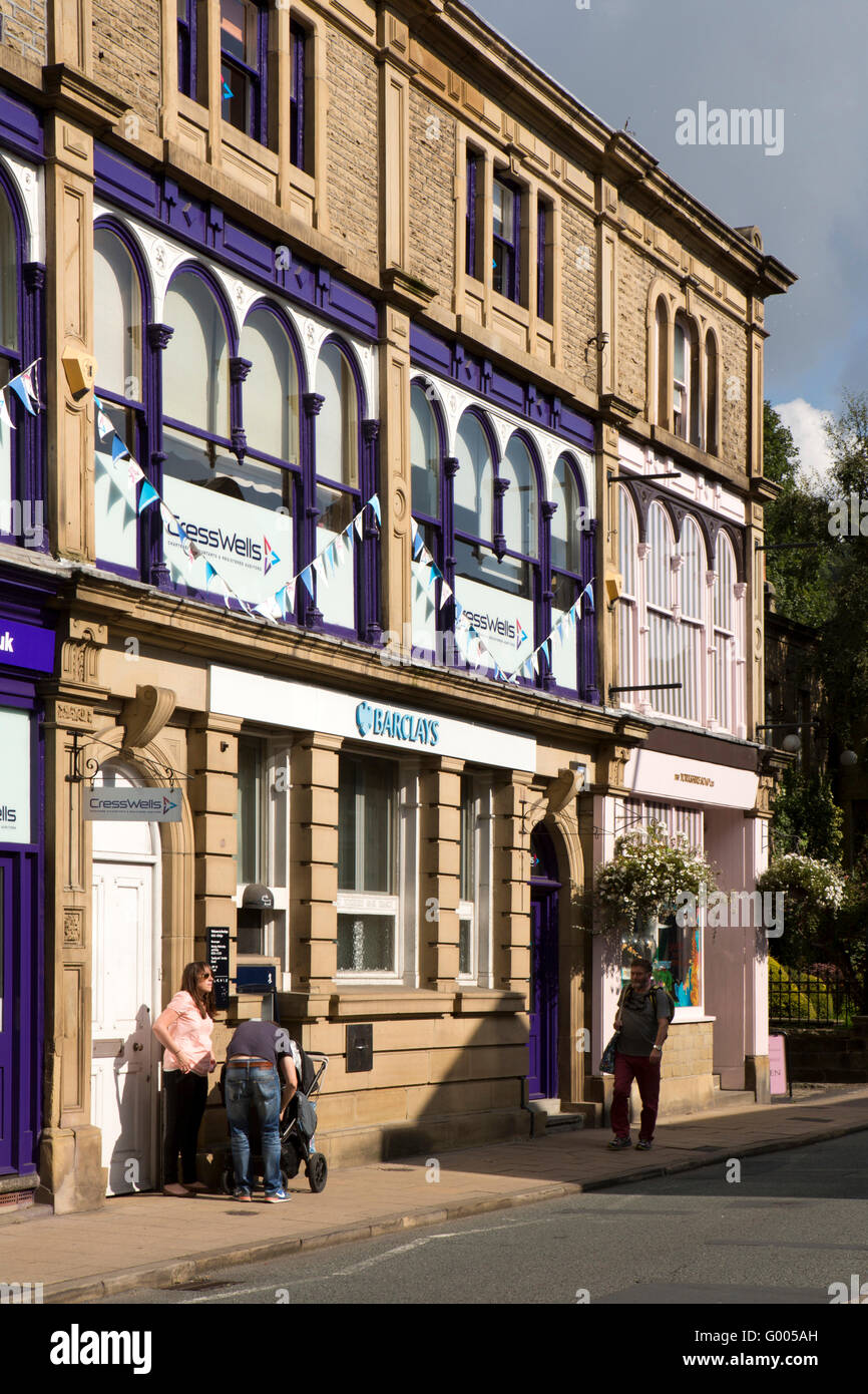Regno Unito, Inghilterra, Yorkshire, Calderdale, Hebden Bridge, Market Street, Barclays Bank Foto Stock