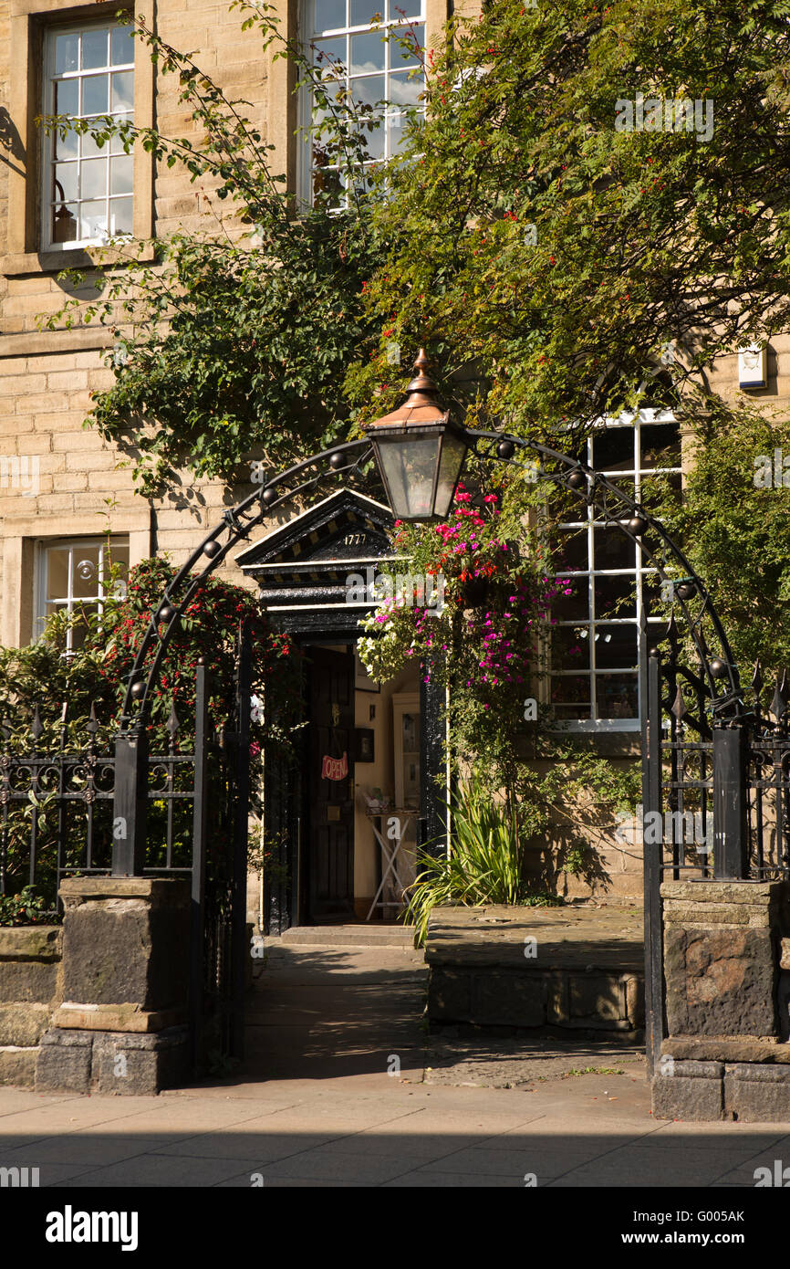 Regno Unito, Inghilterra, Yorkshire, Calderdale, Hebden Bridge, Market Street, porta arcuata di cuore Gallery, il Centro delle Arti Foto Stock