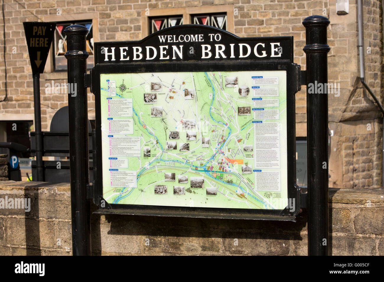 Regno Unito, Inghilterra, Yorkshire, Calderdale, Hebden Bridge, Crown Street, informazioni turistiche segno Foto Stock