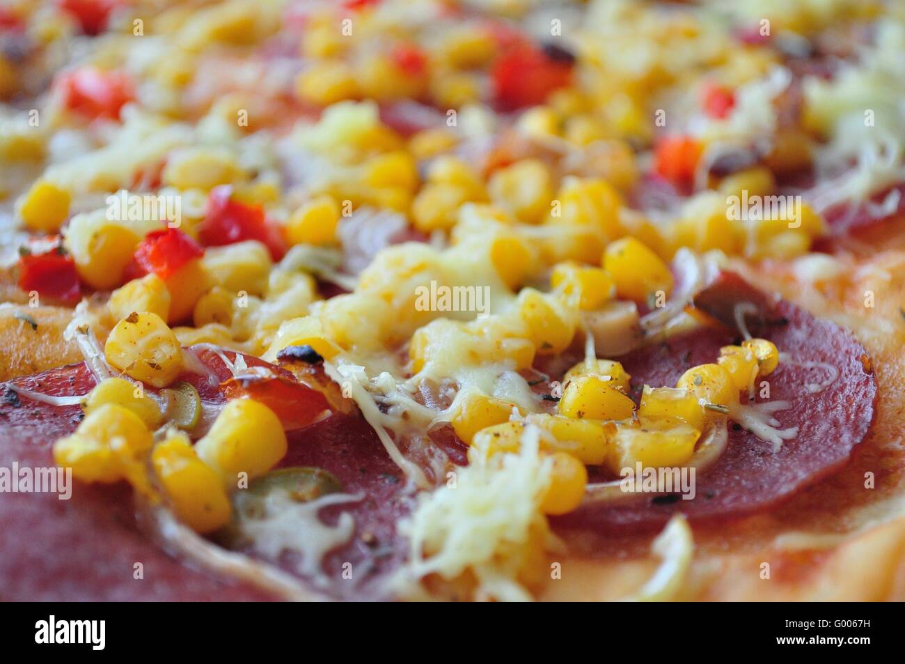 Vista in dettaglio di una deliziosa pizza con mais e salame. sfondo alimentare Foto Stock