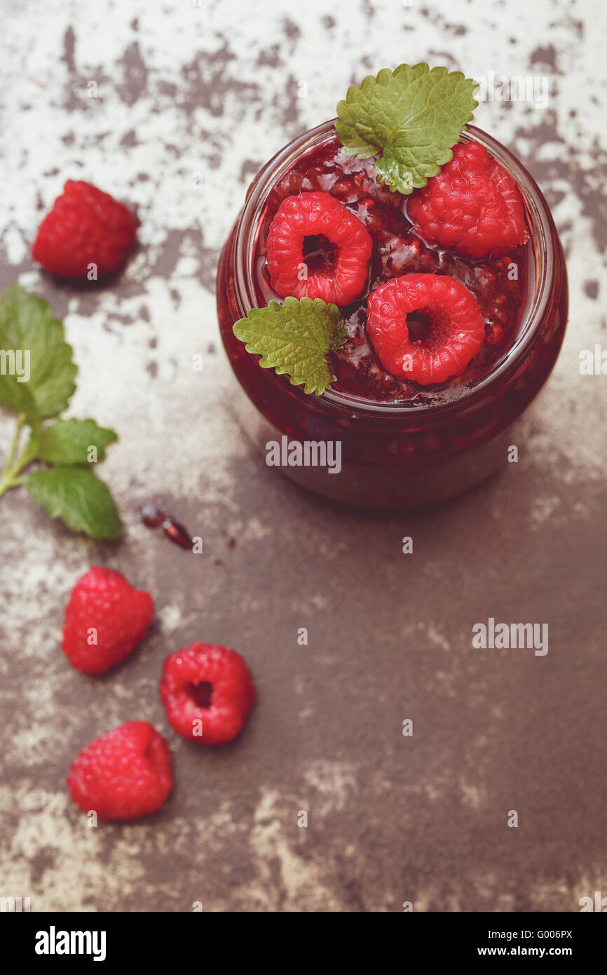 Confettura di lamponi. Un vasetto in casa confettura di lamponi e lamponi freschi Foto Stock