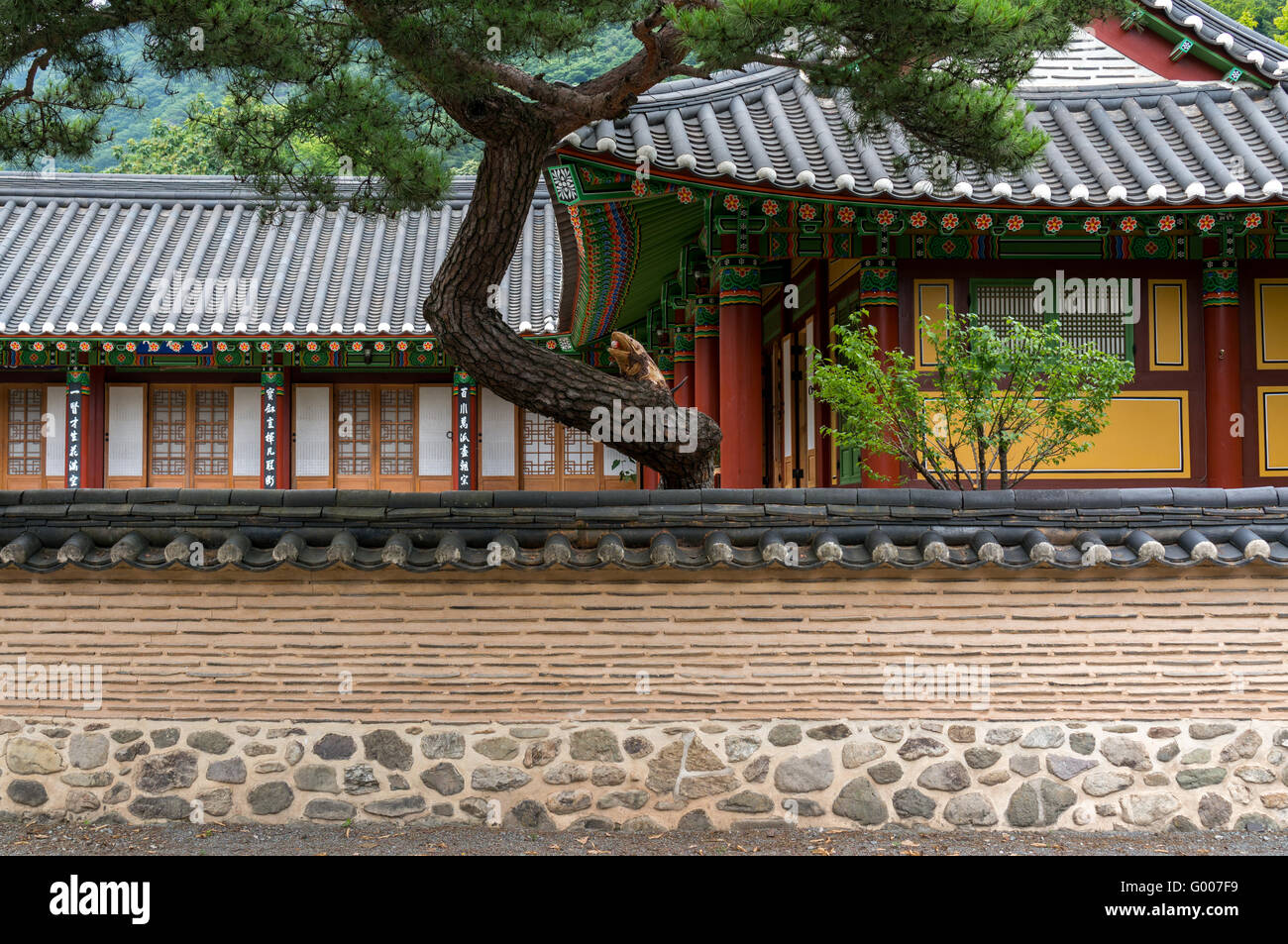 Coreano tempio tradizionale e la parete Foto Stock