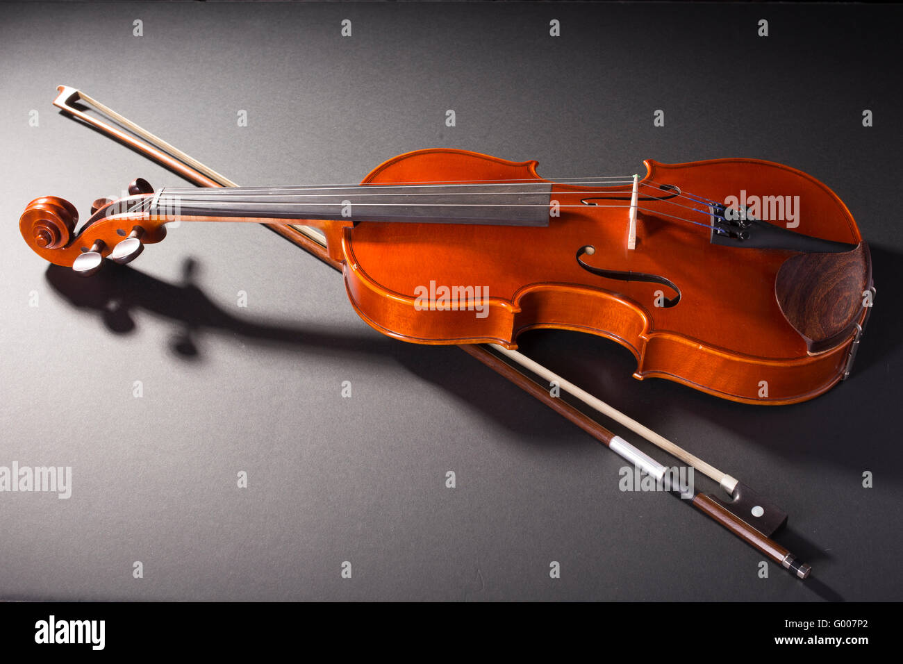 Violino su sfondo nero Foto Stock