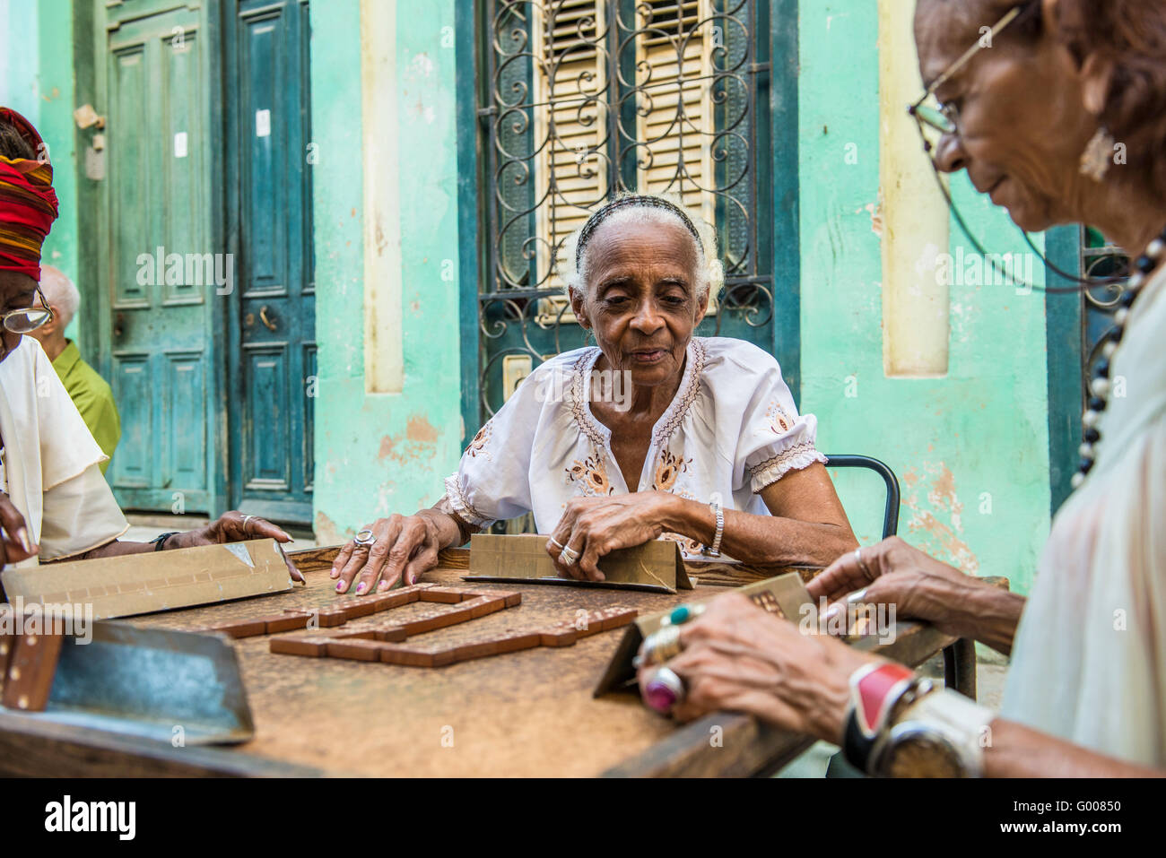 Le donne anziane gioca domino su strada nella Avana Vecchia, La Habana, Cuba Foto Stock