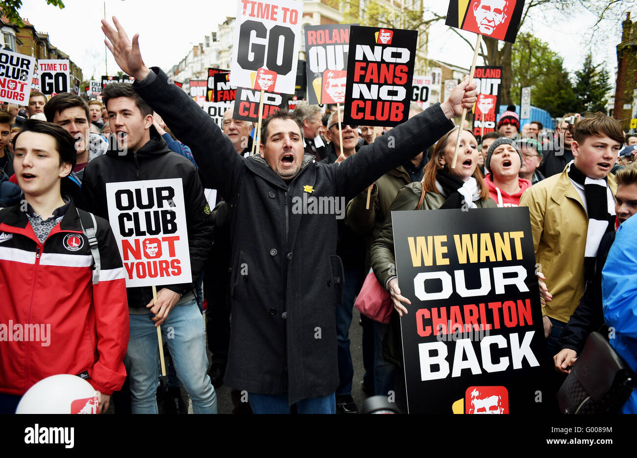 Charlton e tifosi Brighton protestare contro il Charlton i proprietari prima che il cielo di scommessa match del campionato tra Charlton Athletic e Brighton e Hove Albion a valle la massa a Londra il 23 aprile 2016 Foto Stock