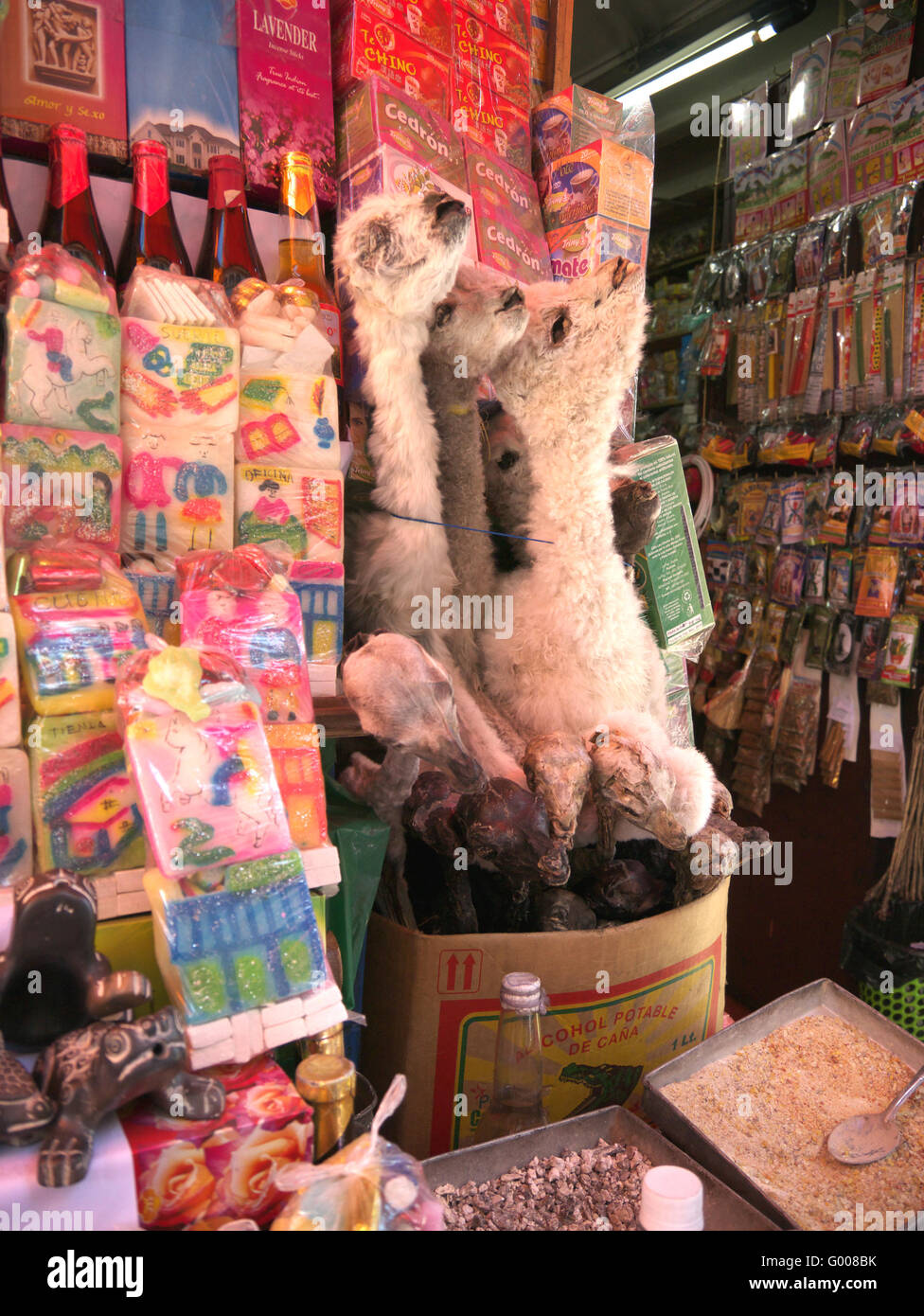 Tutti i tipi di oggetti per la vendita come talismano, amuleti, magia rituale e tradizione al mercato delle streghe di La Paz in Bolivia Foto Stock