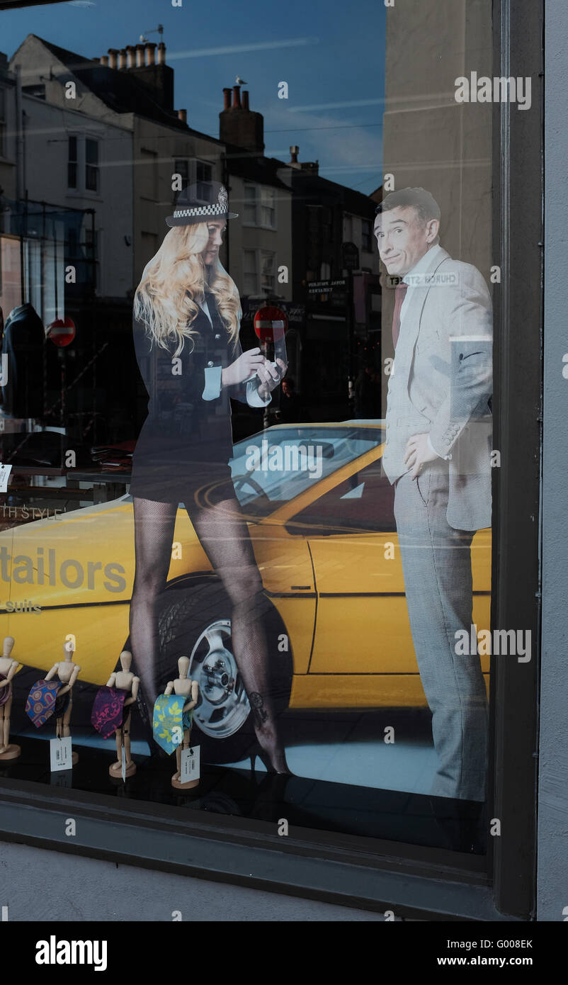 Brighton Regno Unito 5 Marzo 2016 - Gresham Blake sarti con dimensioni di vita ritagliati da Steve Coogan nella finestra REGNO UNITO Foto Stock