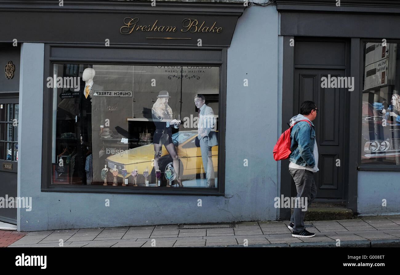Brighton Regno Unito 5 Marzo 2016 - Gresham Blake sarti con dimensioni di vita ritagliati da Steve Coogan nella finestra REGNO UNITO Foto Stock