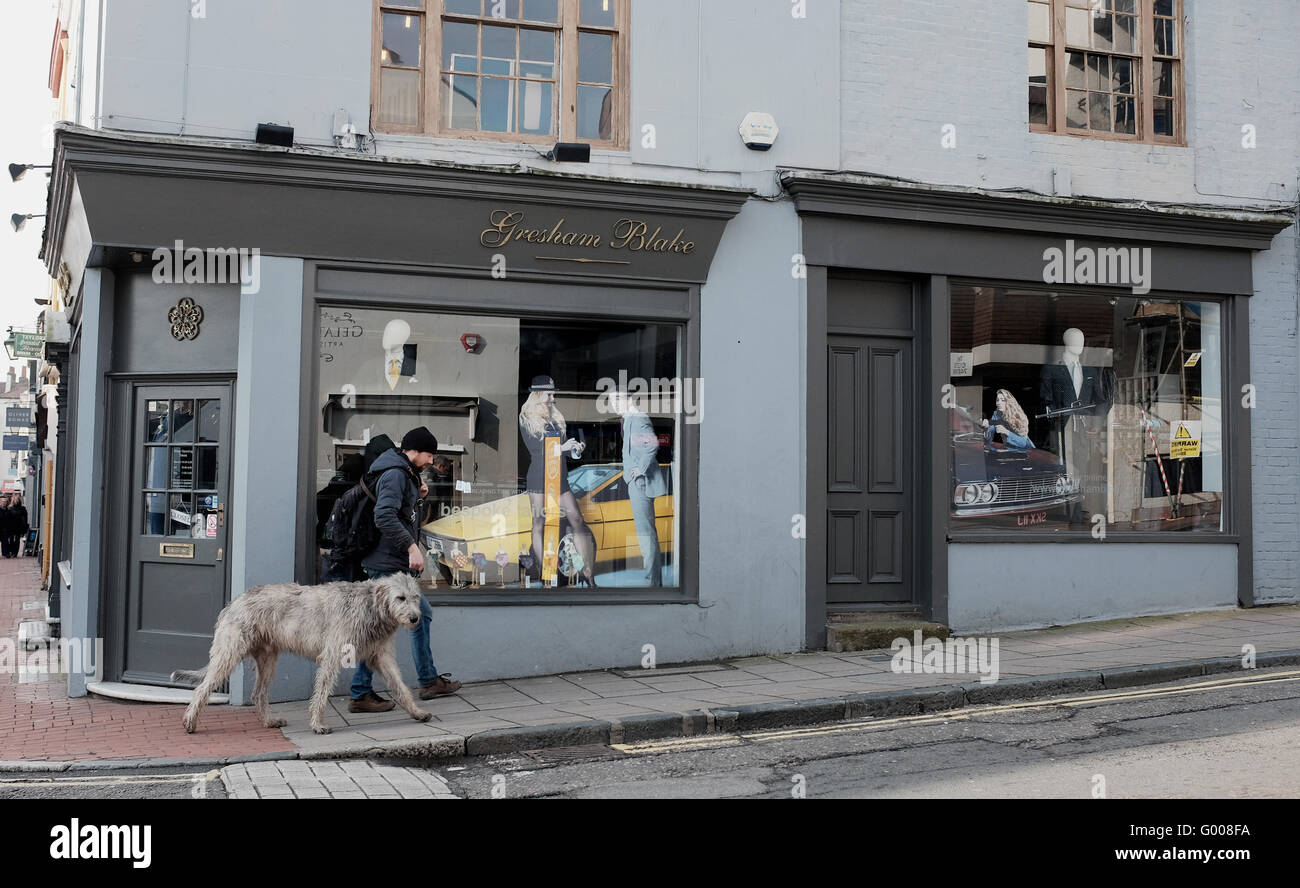 Brighton Regno Unito 5 Marzo 2016 - Gresham Blake sarti con dimensioni di vita ritagliati da Steve Coogan nella finestra REGNO UNITO Foto Stock