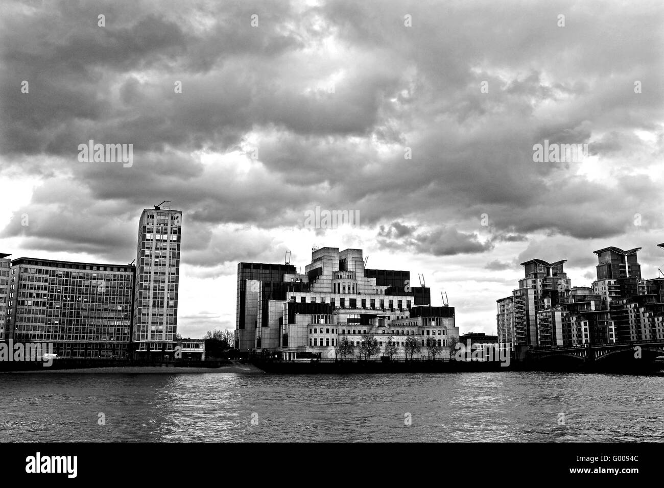 Il SIS EDIFICIO O MI6 Edificio a Vauxhall Cross ospita la sede del British Secret Intelligence Service (SIS, MI6). Esso si trova in corrispondenza del Albert Embankment Vauxhall di Londra sulla riva del fiume Tamigi accanto a Vauxhall Bridge. Fotografia scattata da Simon Dack Foto Stock