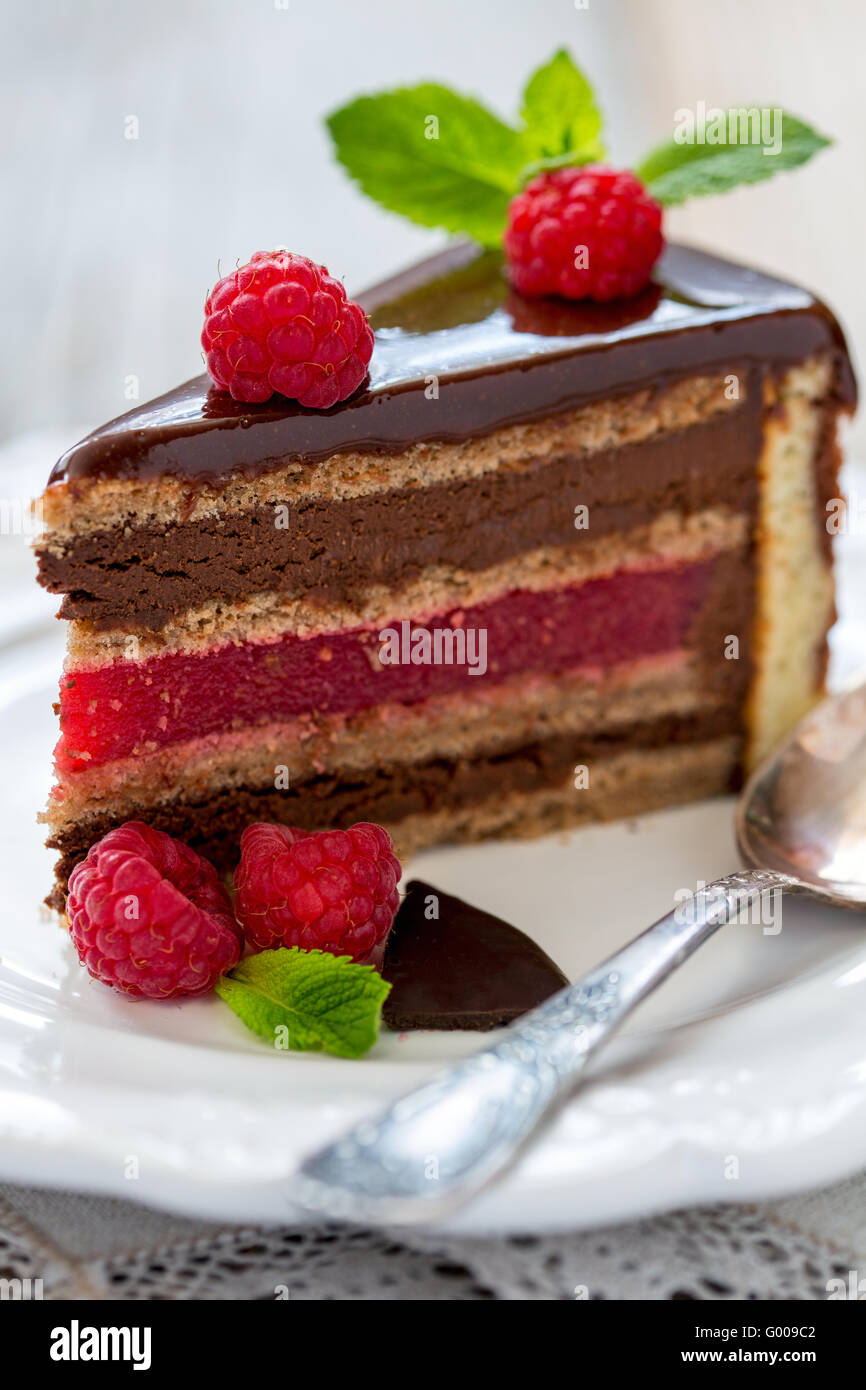 Pezzo di torta con la gelatina di lamponi. Foto Stock