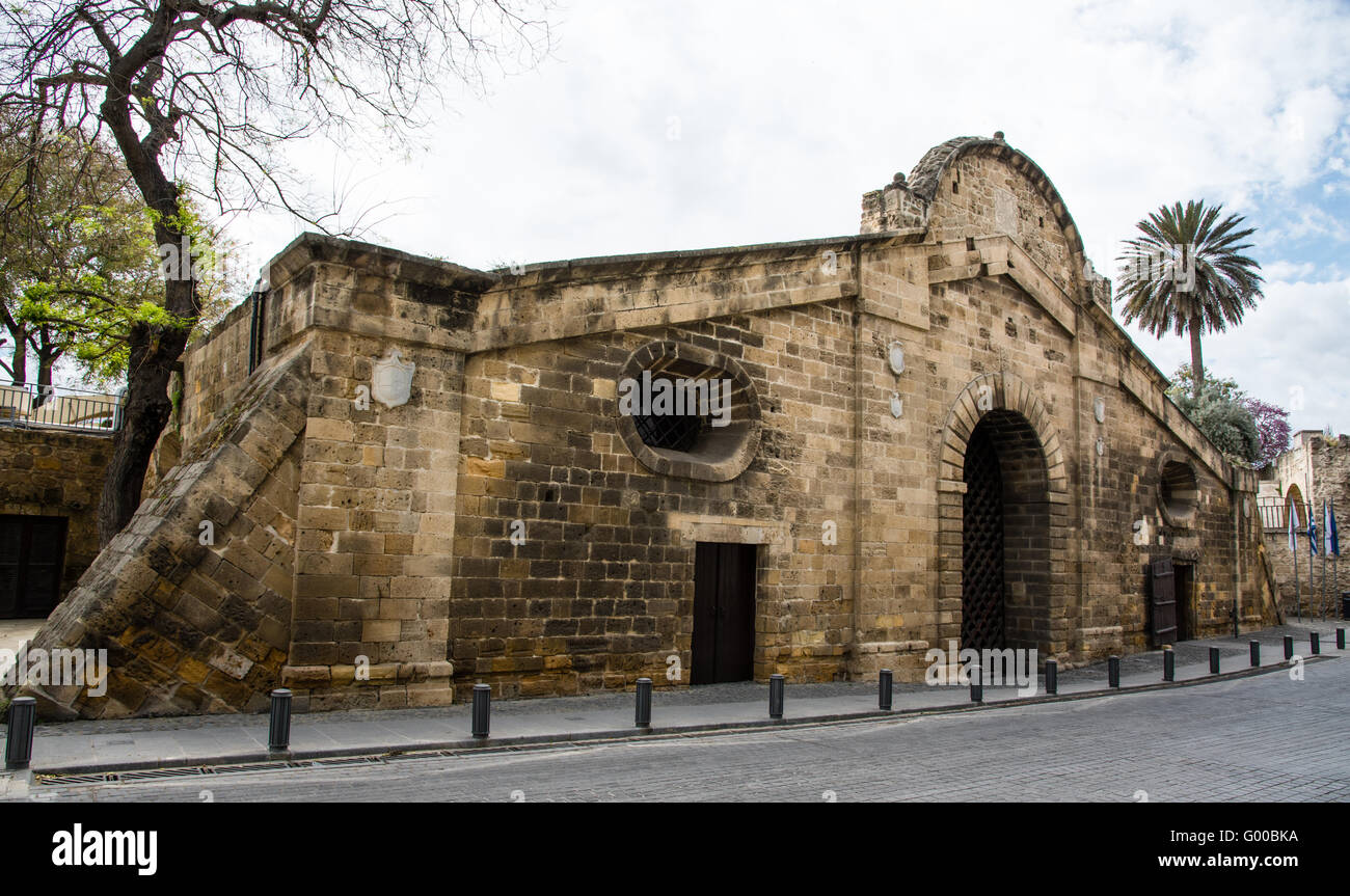 Famoso edificio storico punto di riferimento del Famagusta Gate nella città di Nicosia in Cipro. Foto Stock