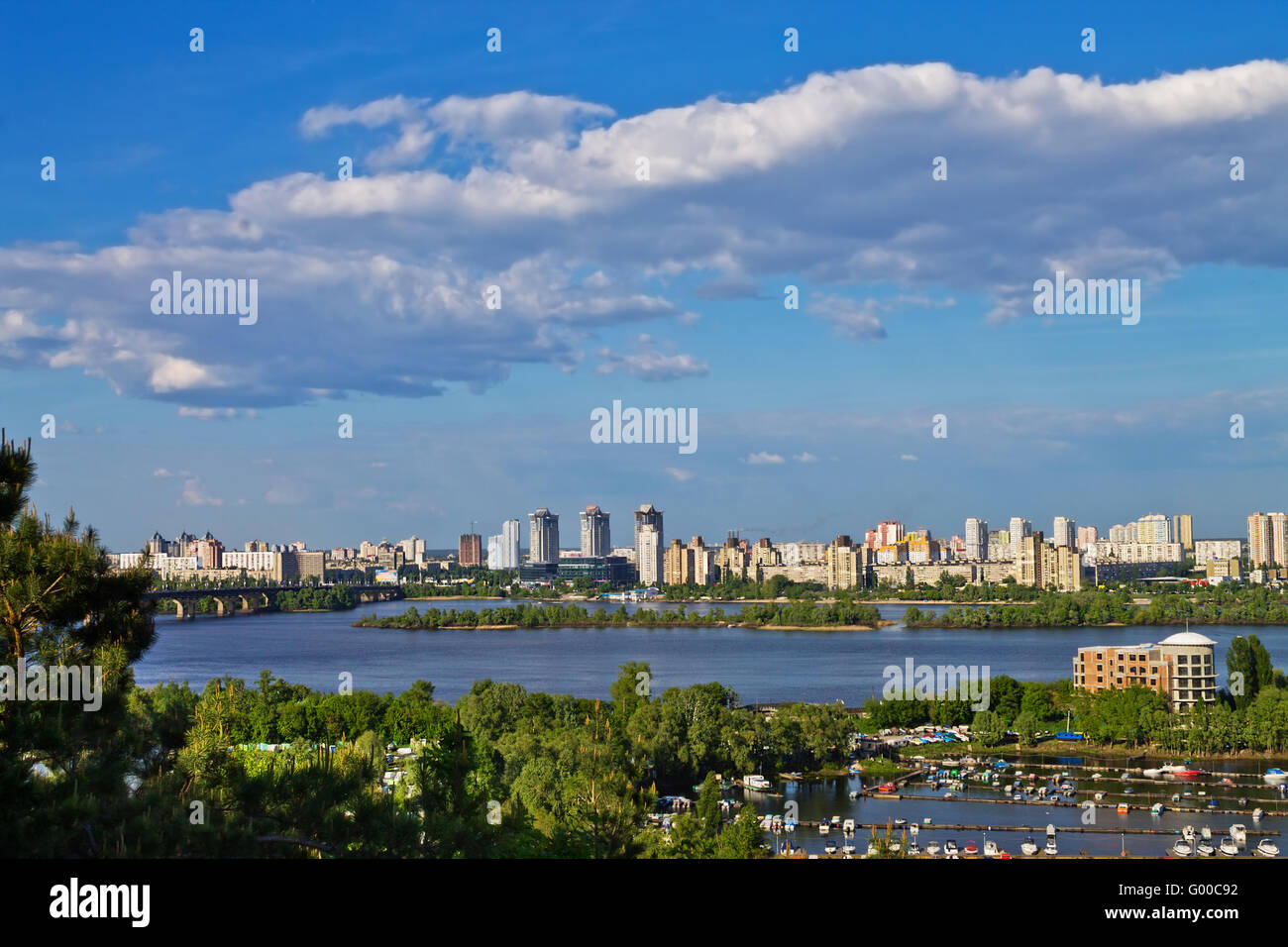 Vista su Kiev dalle rive del Dniepr Foto Stock