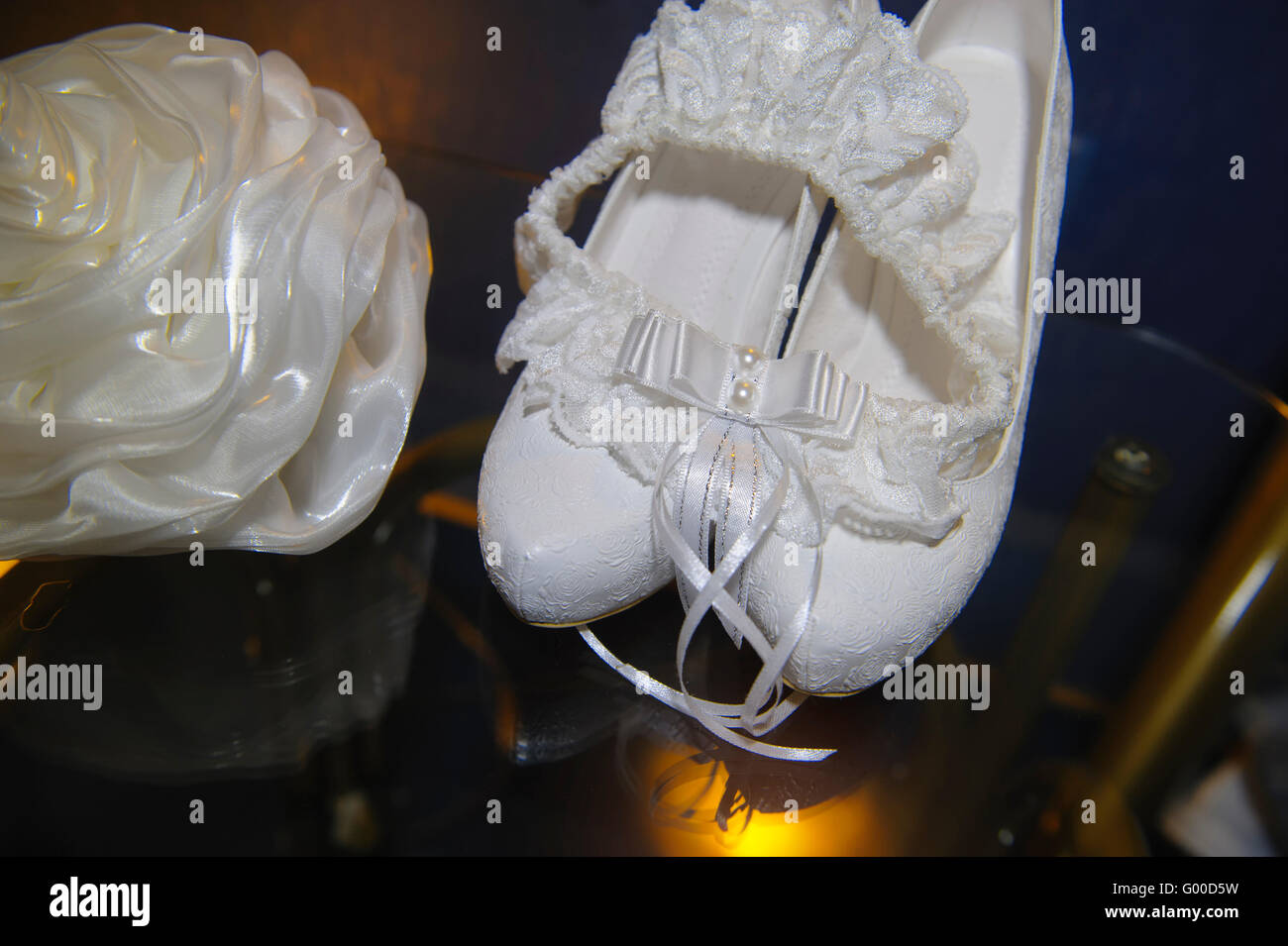 Bella bianca sposa la borsa e le scarpe sul tavolo Foto Stock