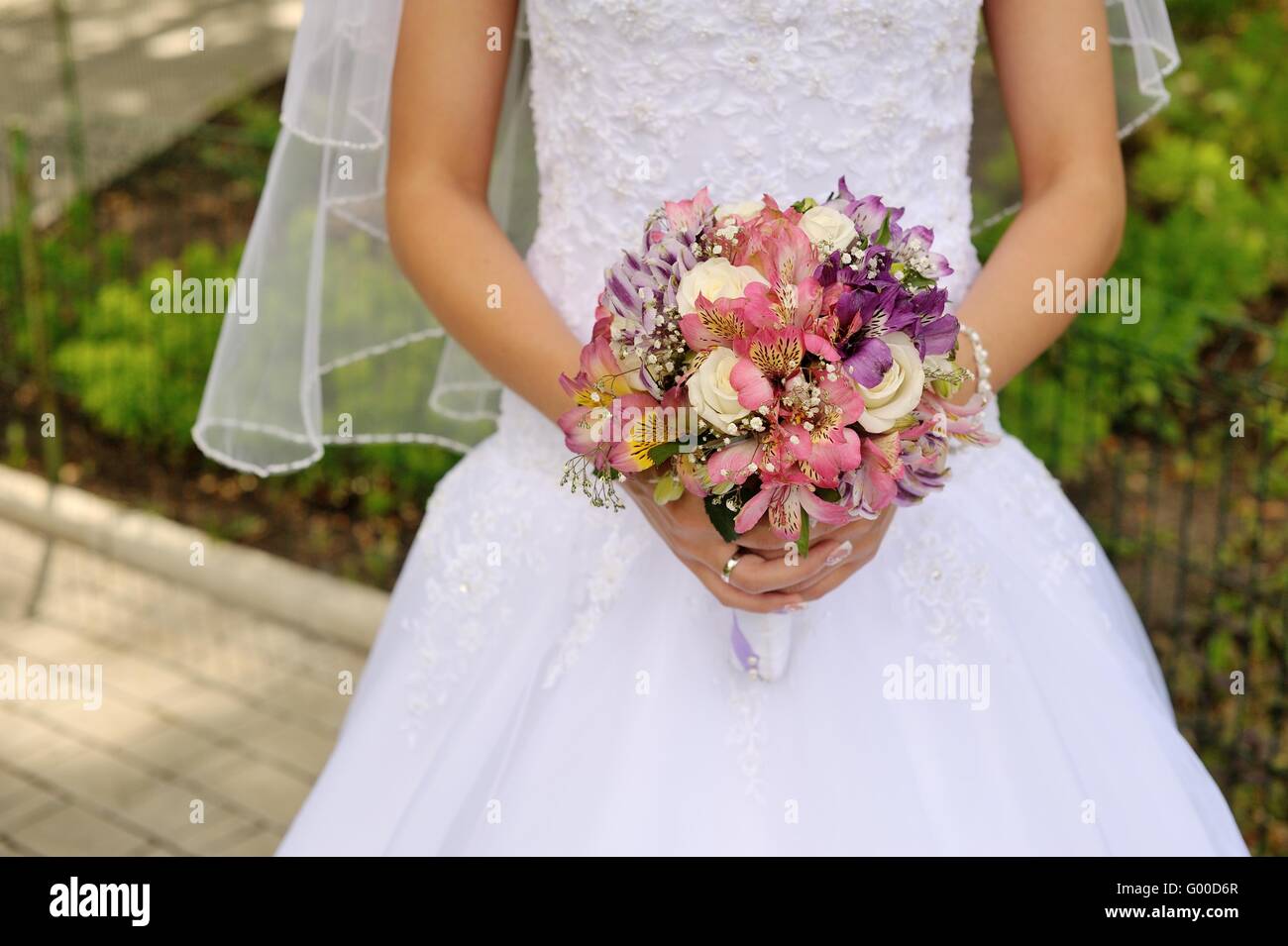 Sposa tenendo un mazzo di nozze in mano Foto Stock
