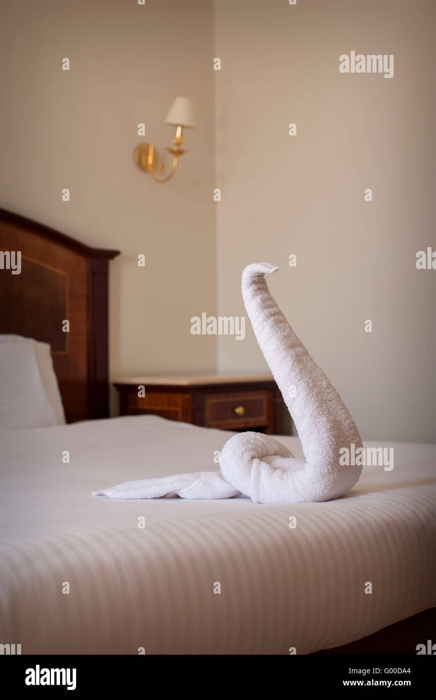 Hotel lussuoso letto vicino fino asciugamano Foto Stock
