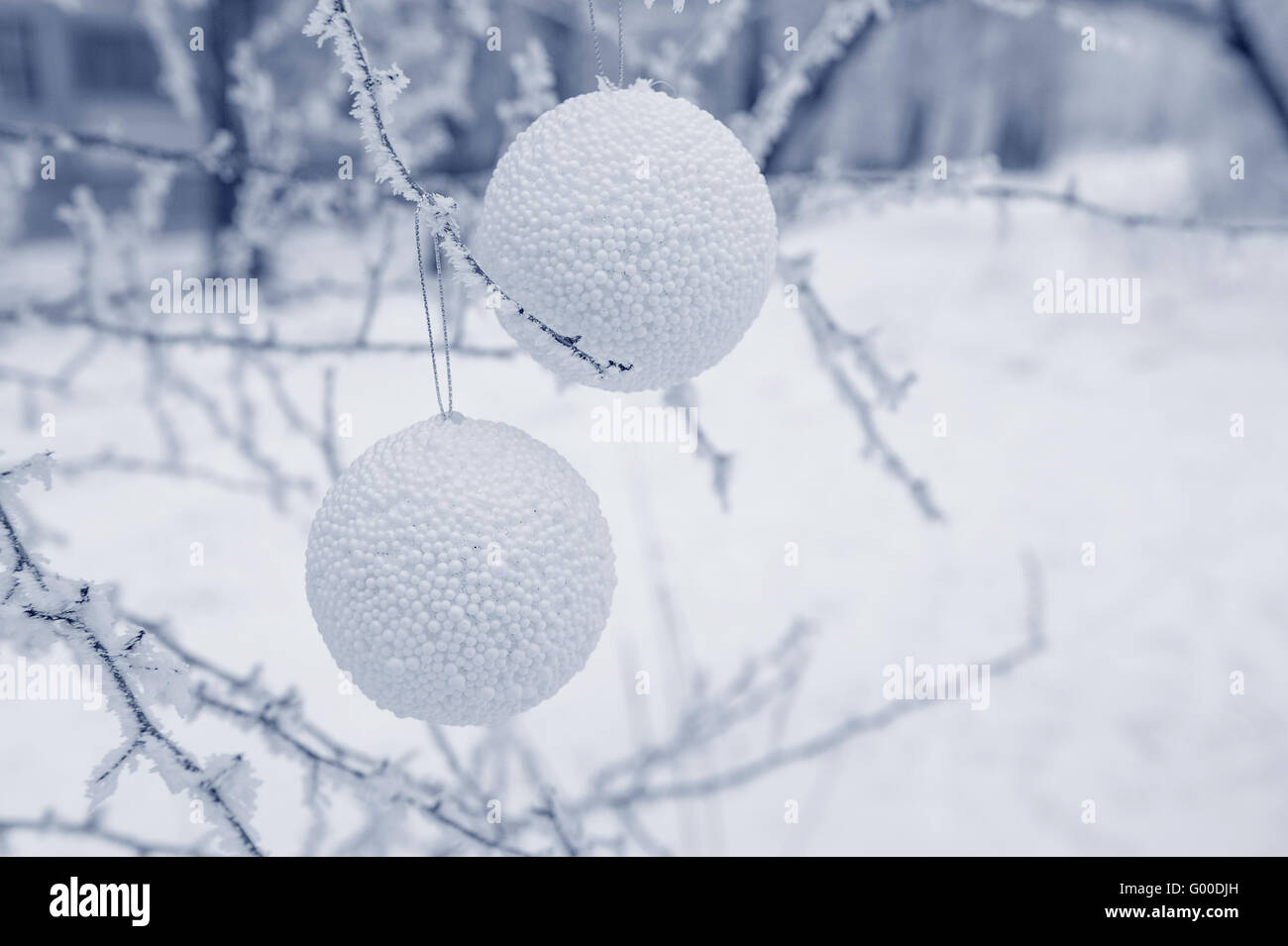 Inverno sfondo con coperte di neve e albero di Natale toy Foto Stock