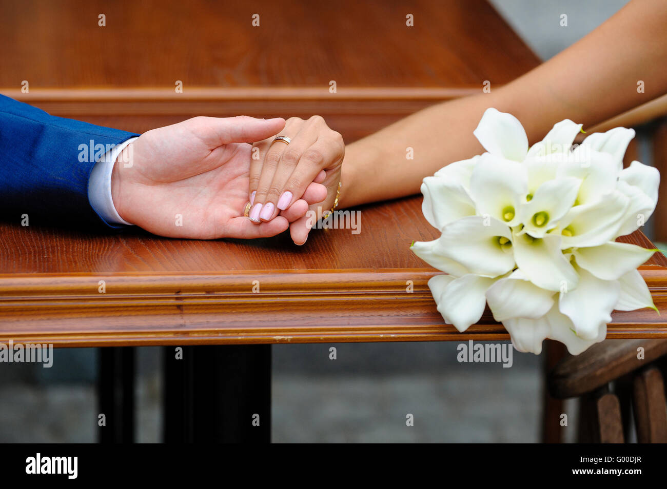 Sposa tenendo premuto il govern e mano mazzo di nozze Foto Stock