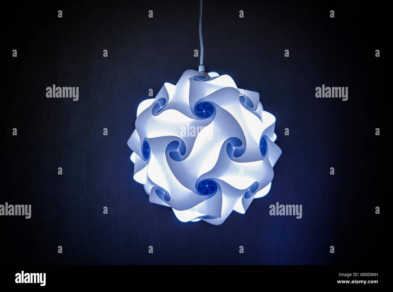 La moderna progettazione lampada a luce blu Foto Stock