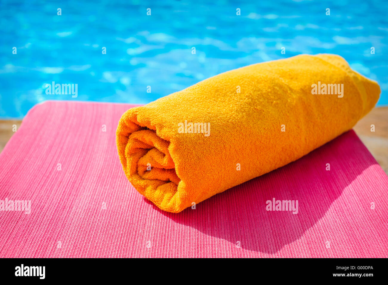 Asciugamani su un lettino, spiaggia Foto Stock