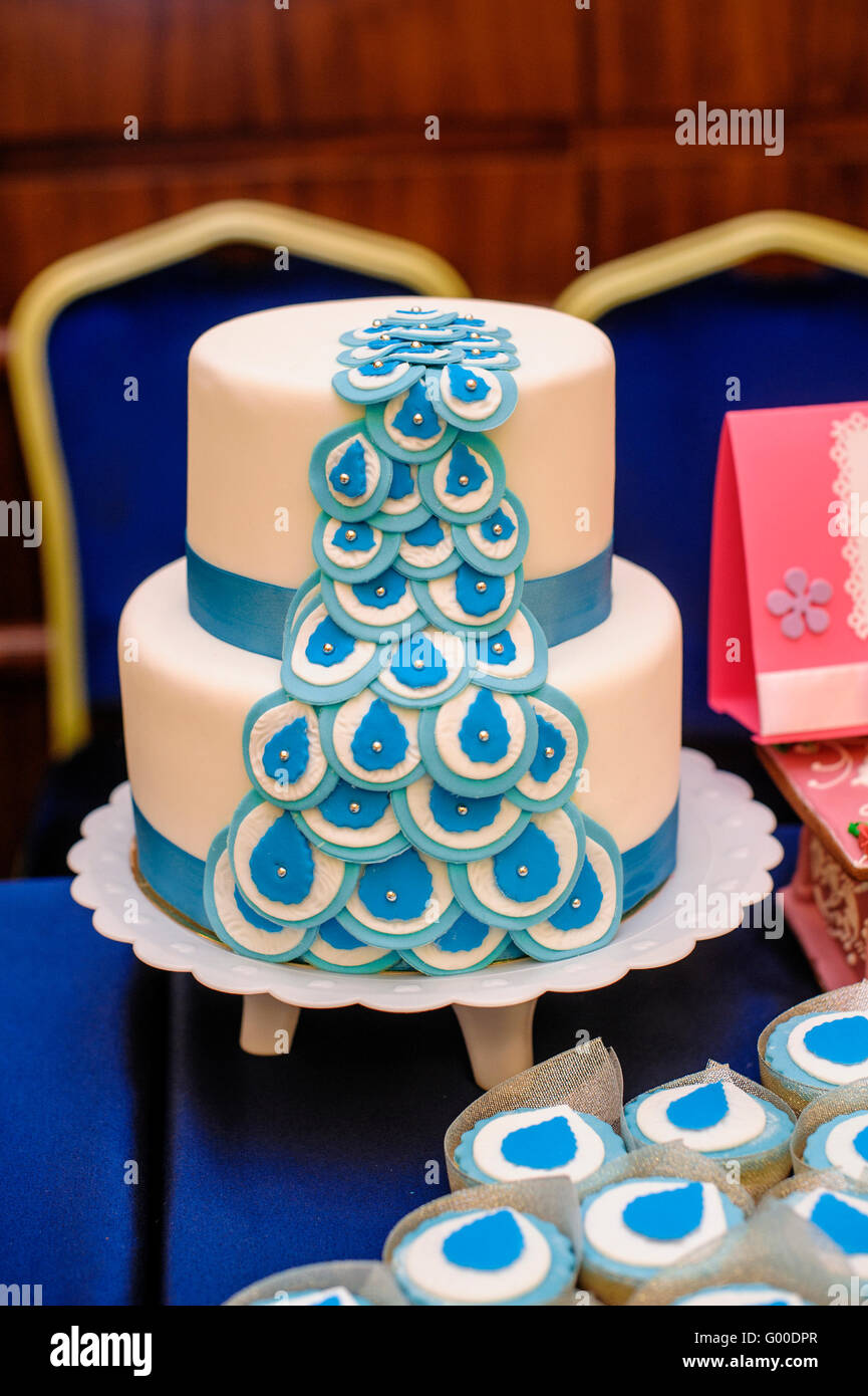 Torta di Nozze in blu e il design in bianco Foto Stock