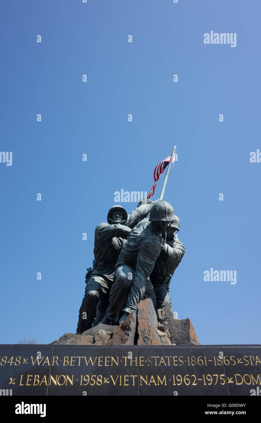 ARLINGTON, Virginia, Stati Uniti — il monumento commemorativo di Iwo Jima, noto anche come Marine Corps War Memorial, si erge alto ad Arlington, Virginia, raffigurando l'iconica scena di sei marines statunitensi che innalzano la bandiera americana durante la battaglia di Iwo Jima nella seconda guerra mondiale Il memoriale è un simbolo di onore e sacrificio del corpo dei Marine degli Stati Uniti. Foto Stock