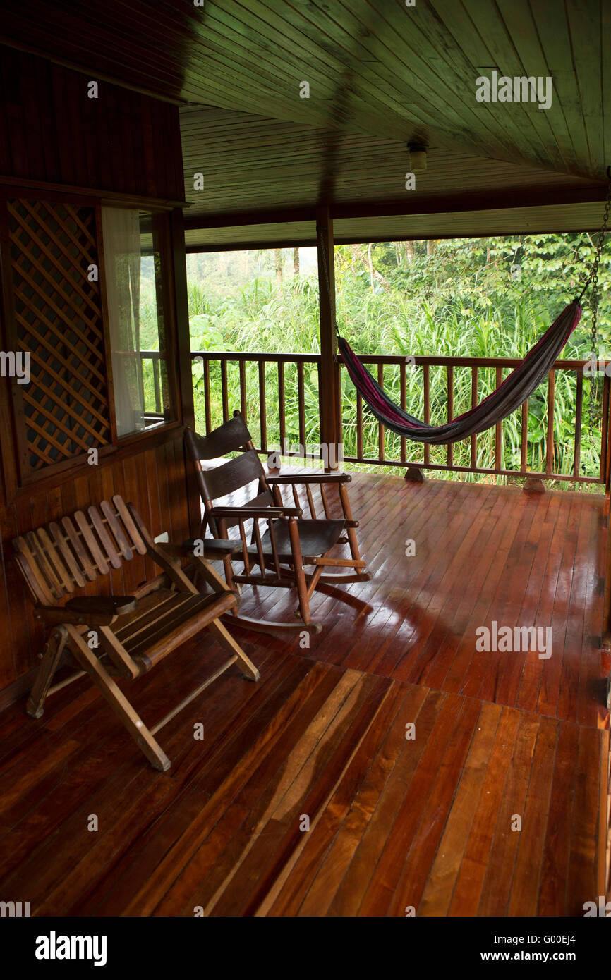 Un amaca e sedie a Selva Verde Lodge at Sarapiqui in Costa Rica. Il lodge con eco-credenziali è situato nel rainfores Foto Stock