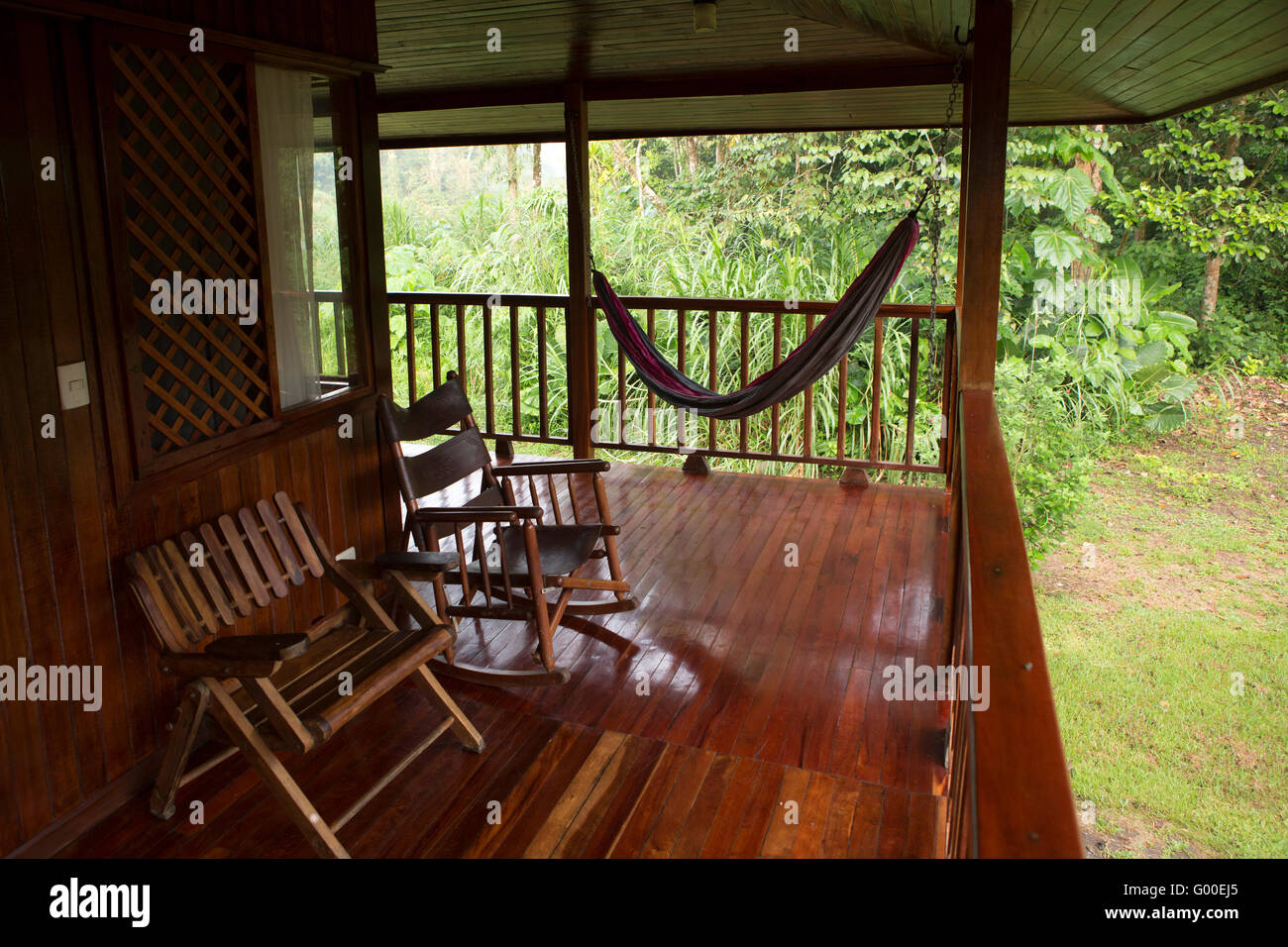 Un amaca e sedie al di fuori di una stanza a Selva Verde Lodge at Sarapiqui in Costa Rica. Il lodge con eco-credenziali è individuare Foto Stock