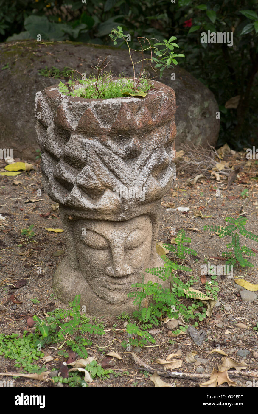 Stile maya testa a Selva Verde Lodge at Sarapiqui in Costa Rica. Il lodge con eco-credenziali è situato nella foresta pluviale. Foto Stock