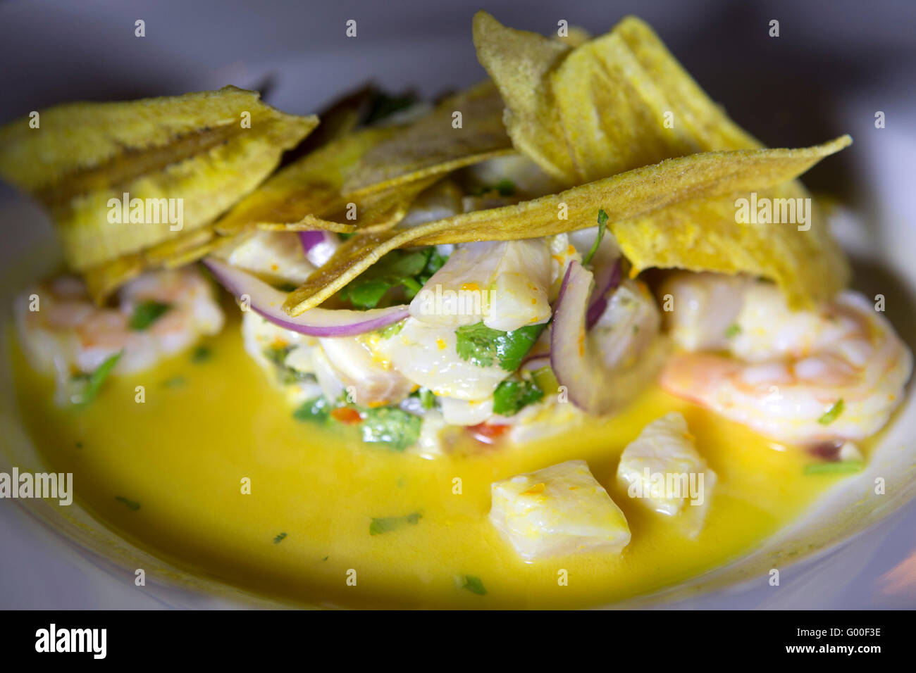 Spigola cerviche servita con la manioca e pejibaye chip in San Jose, Costa Rica. Il piatto di pesce è popolare in America centrale. Foto Stock