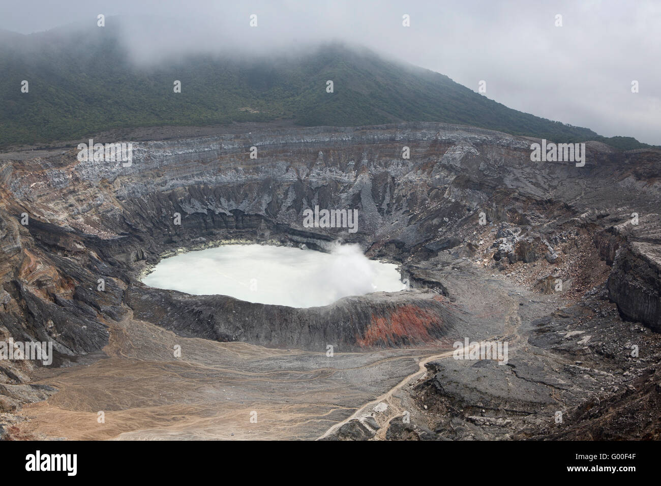 Il cratere del Vulcano Poas nel Parque Nacional Volcan Poas (Parco Nazionale del Vulcano Poas) in Costa Rica. Foto Stock