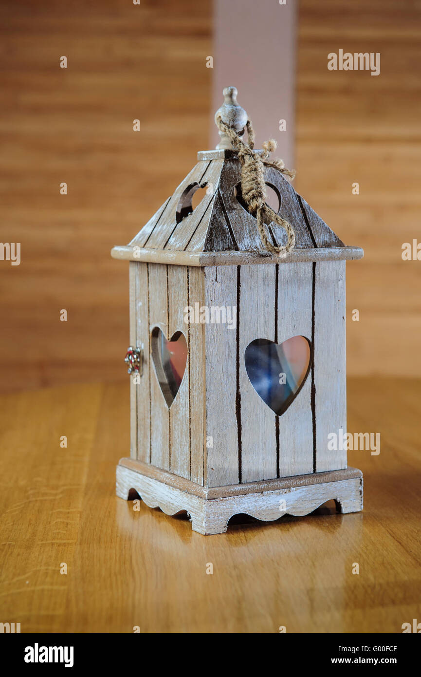 Candelabro in legno a forma di cuore. Foto Stock
