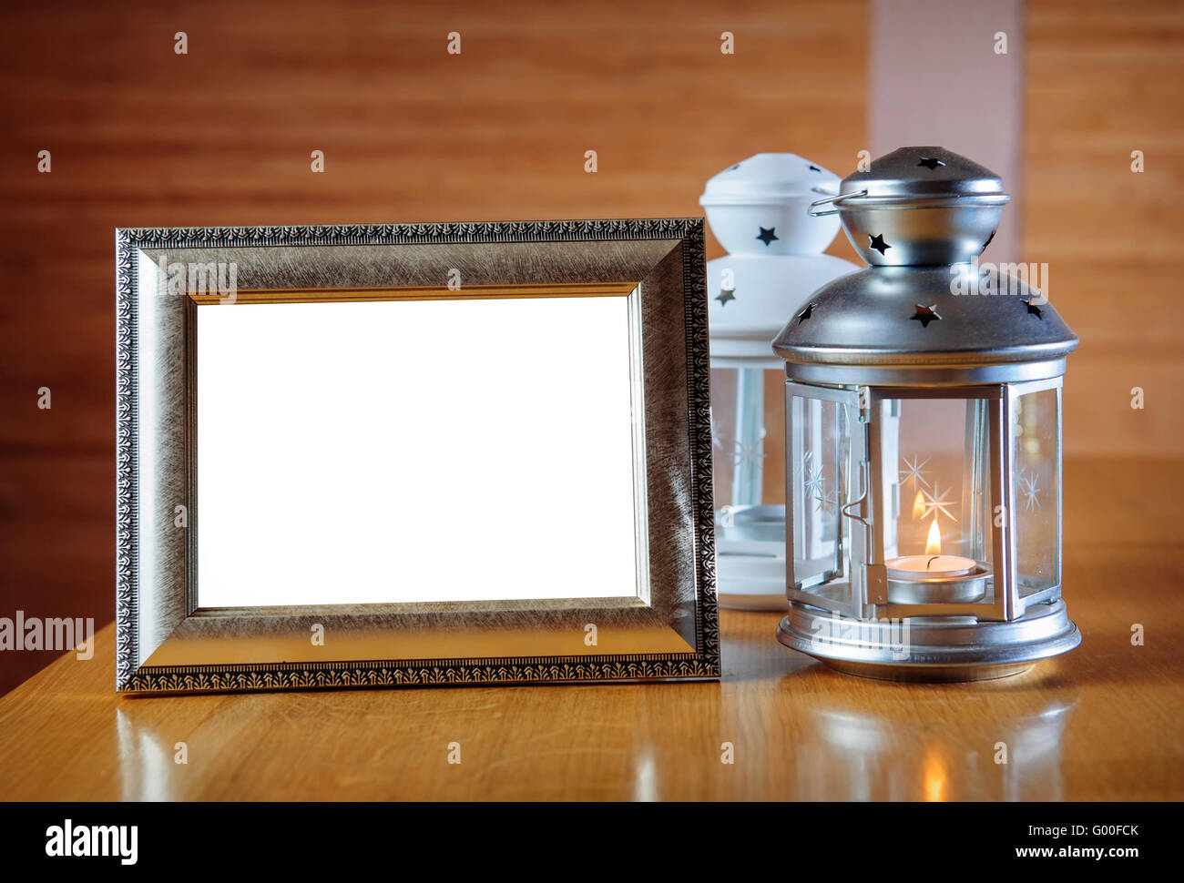 Vecchia cornice fotografica sul tavolo di legno contro lo sfondo di un Foto Stock