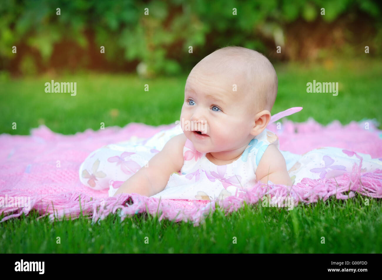 Carino bambina sul prato nella giornata di primavera Foto Stock