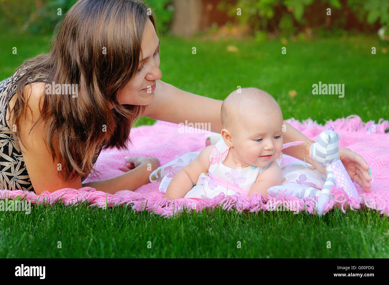 Bambina giocando con la madre nel parco Foto Stock