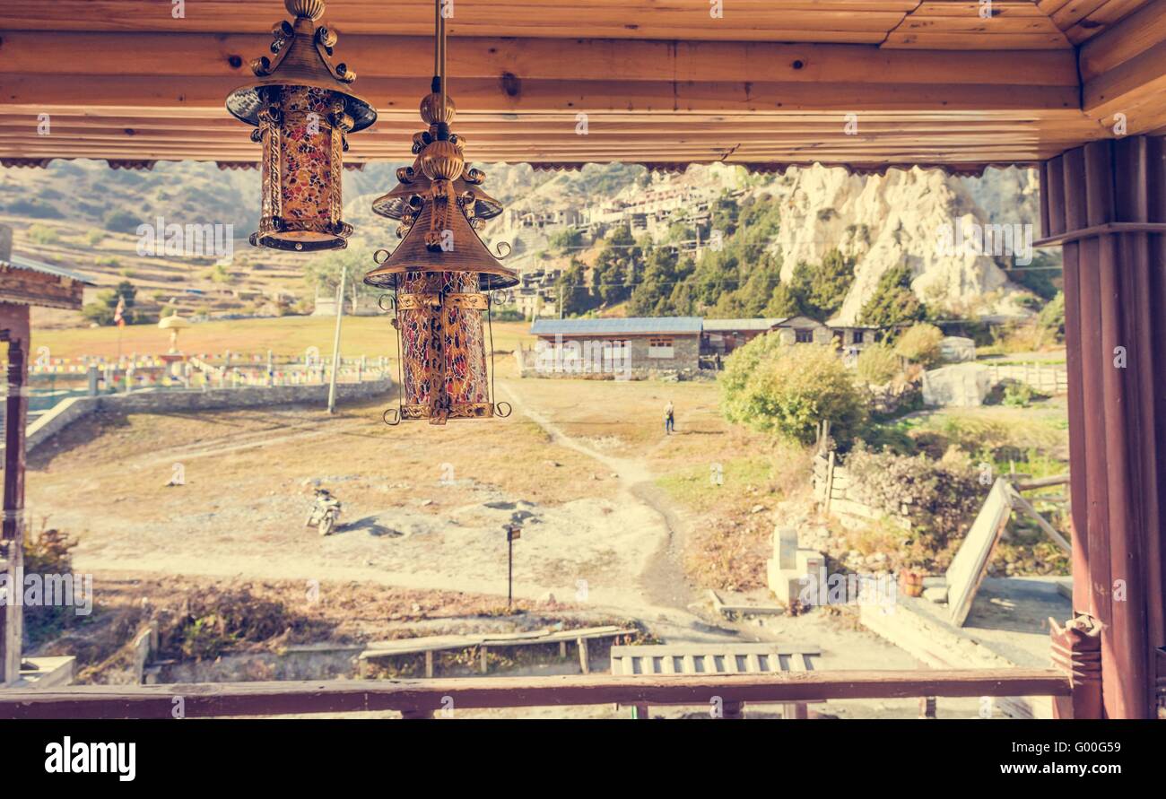 Tradizionali lampade in metallo - Vista dalla casa del tè di balcone. Foto Stock