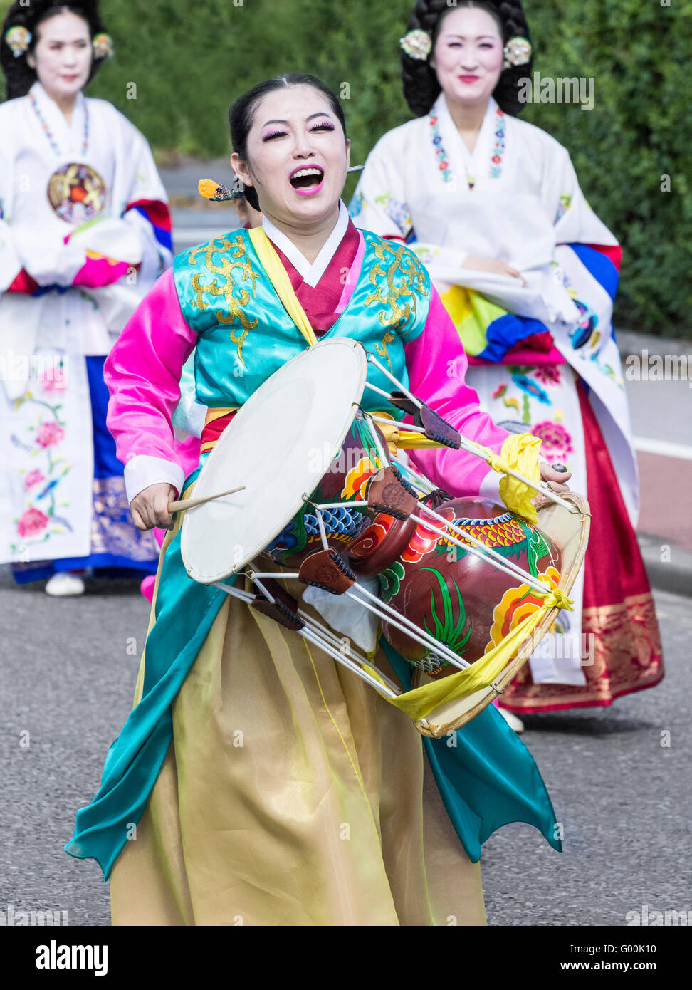 Musicista e ballerini della Corea del Sud in costume tradizionale. Foto Stock