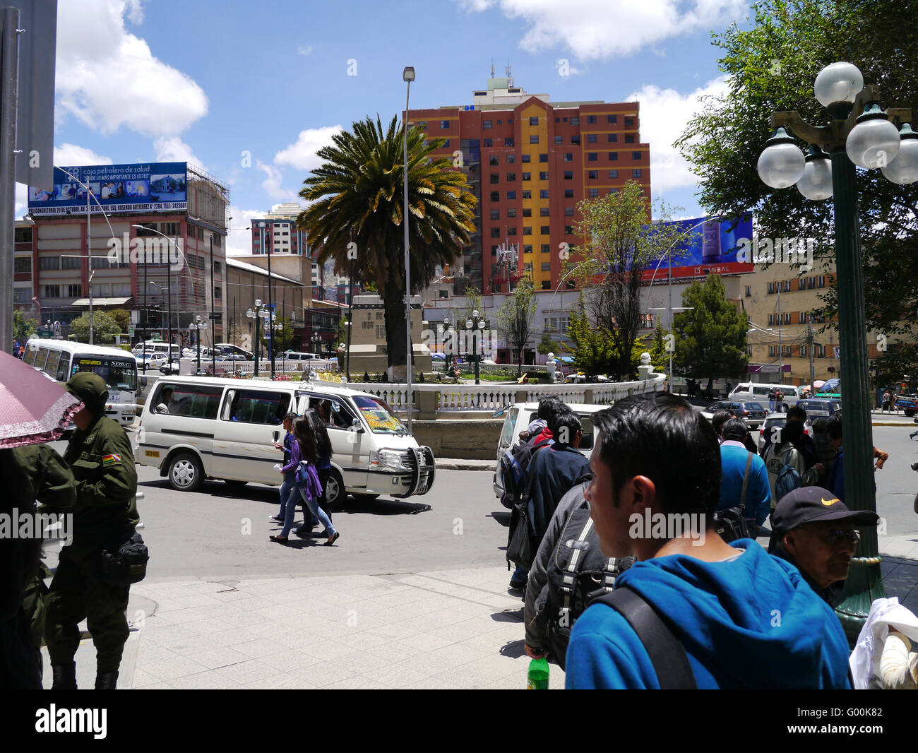 Centro di La Paz in Bolivia affollata di gente e traffico Foto Stock