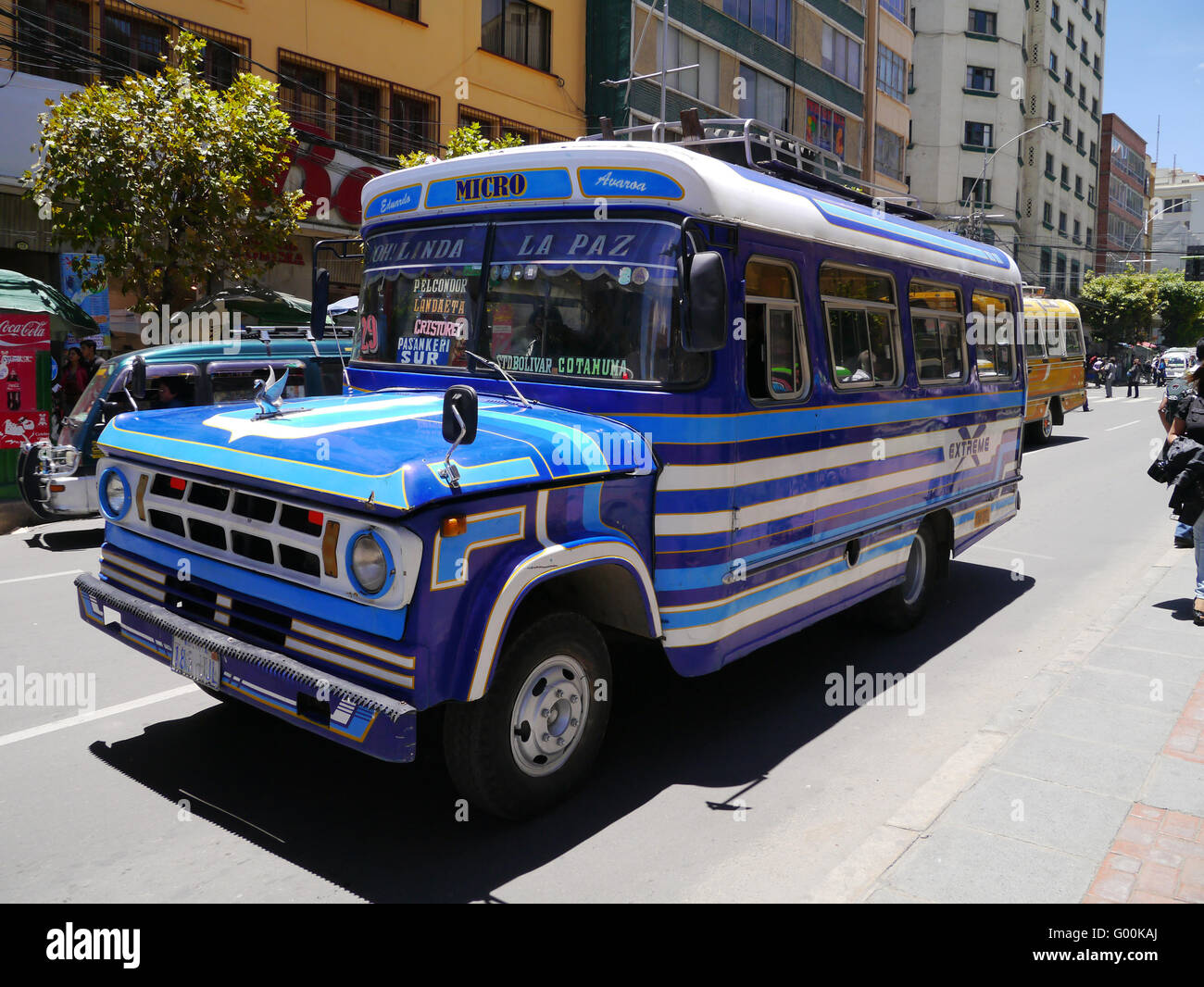 Colorato autobus blu nel centro di La Paz in Bolivia Foto Stock