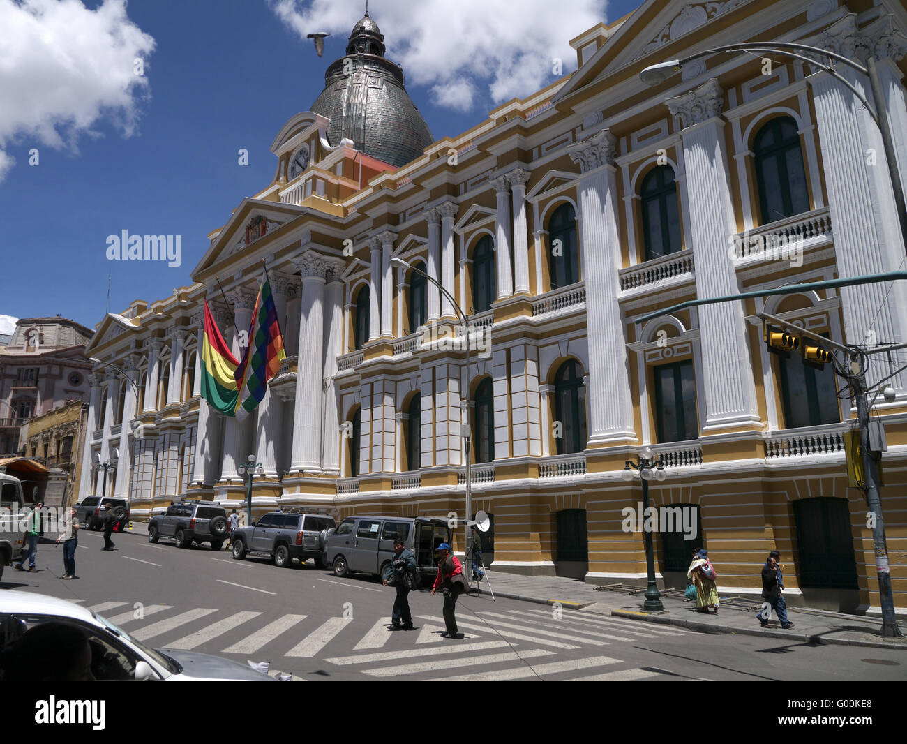 Plaza Morillo La Paz in Bolivia che mostra le bandiere boliviano compresa la Wiphala Foto Stock