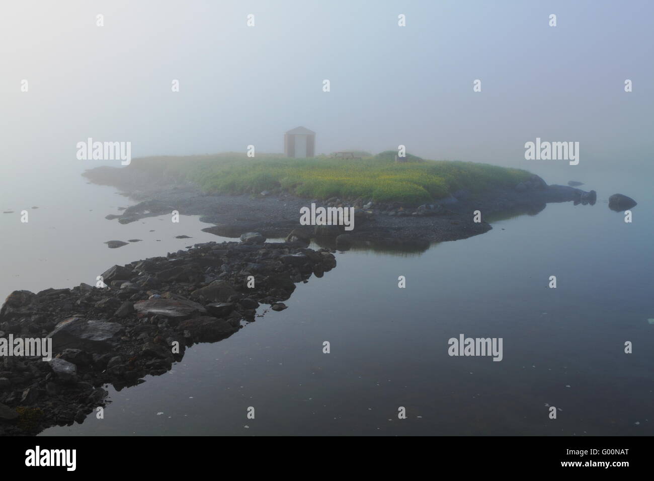 Capanna di pesca sulla riva in foggy meteo Foto Stock