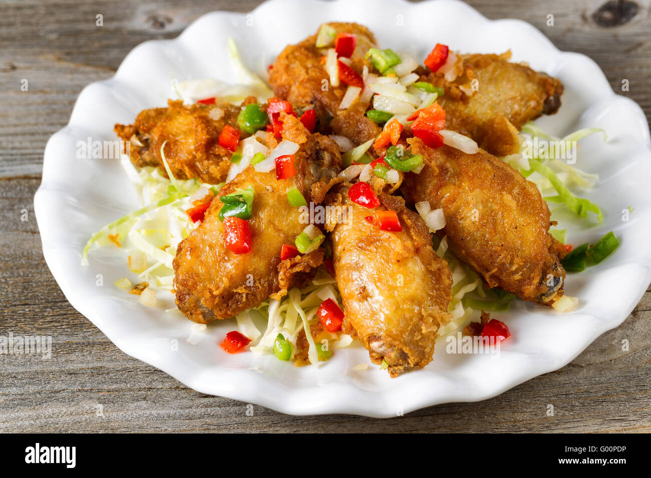 Ali di pollo in piastra bianca pronto a mangiare Foto Stock