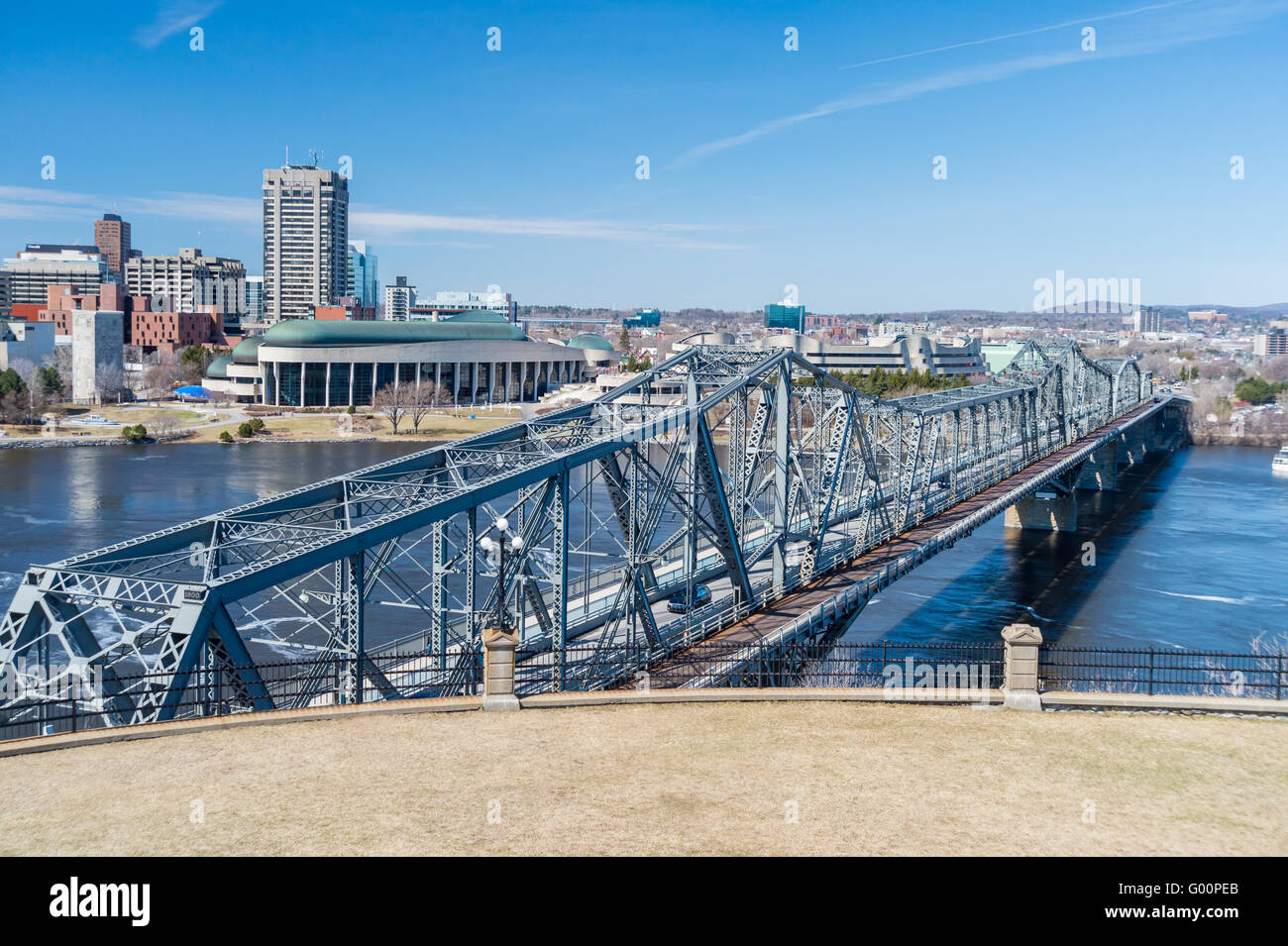 Ottawa, CA - 15 Aprile 2016: Alexandra ponte tra e Ottawa Gatineau, con museo canadese della storia in background Foto Stock