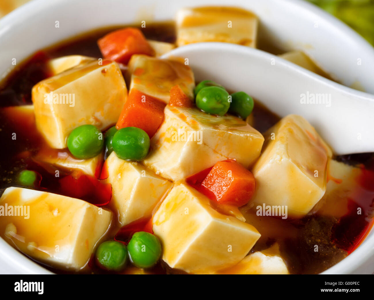 Il tofu con zuppa di verdure piatto pronto da mangiare Foto Stock