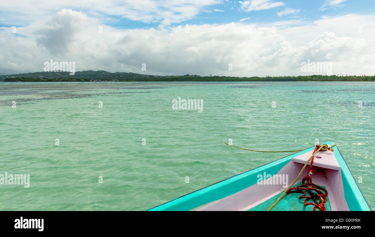 Barca vista frontale di No mans land e piscina in nylon a Tobago Mar dei Caraibi Foto Stock