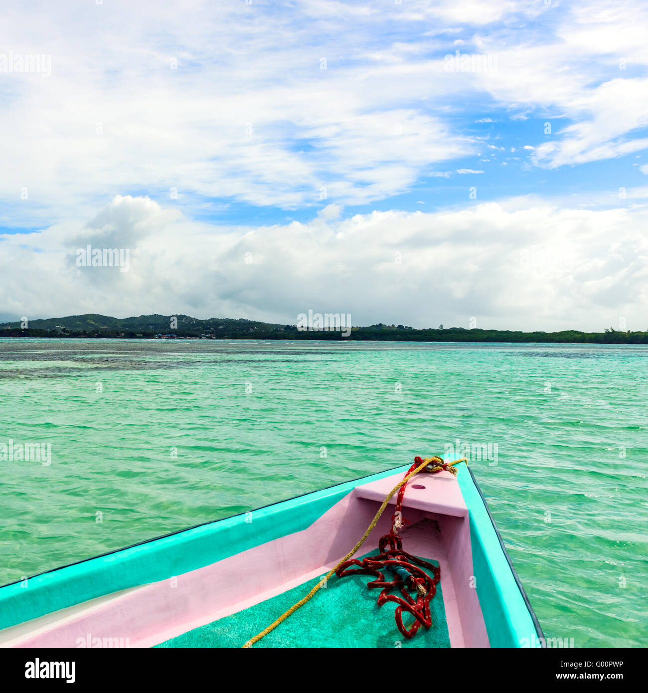 Barca vista frontale di No mans land e piscina in nylon a Tobago Mar dei Caraibi square Foto Stock